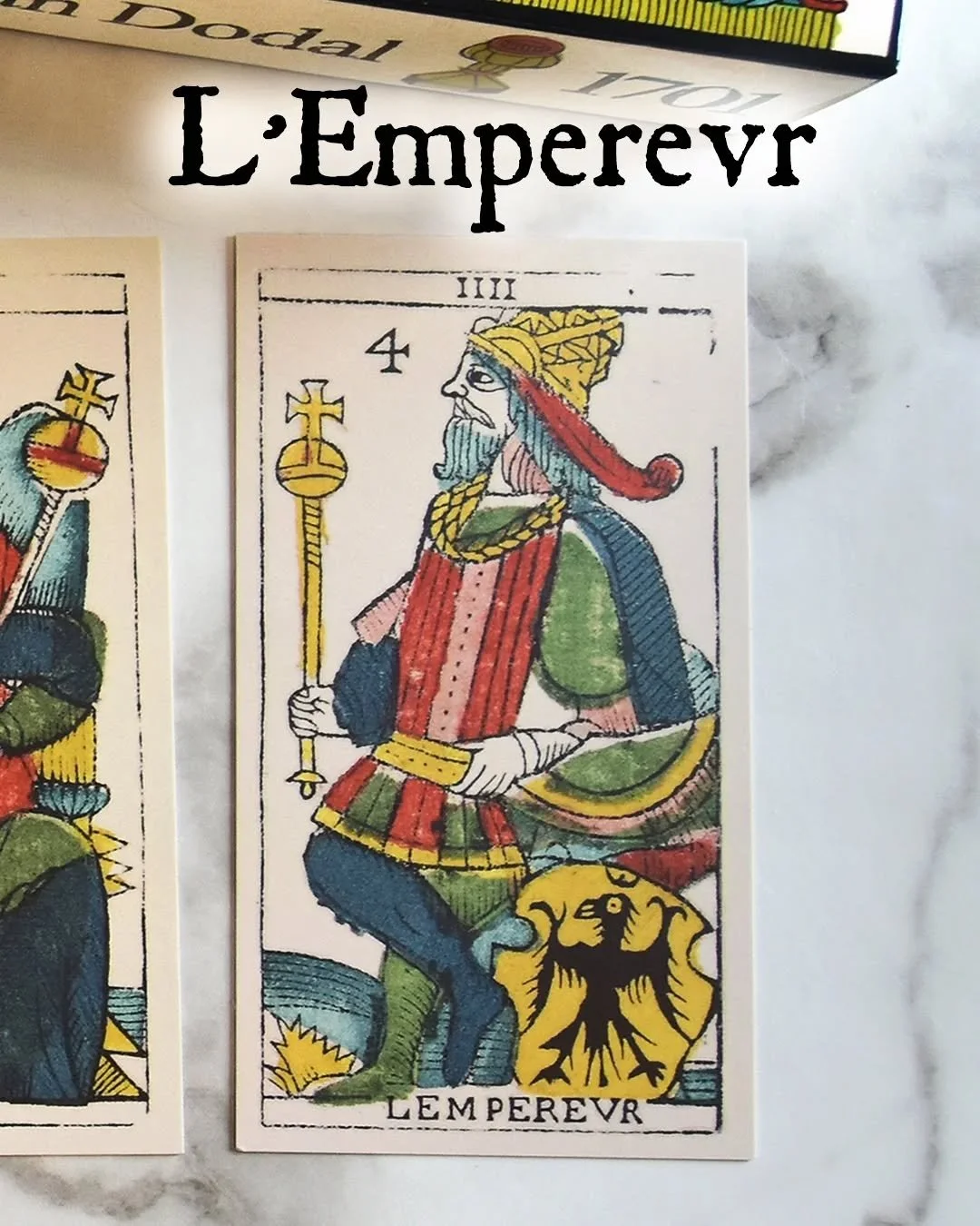 4️⃣ L'EMPEREUR 4️⃣

📢 L'Empereur (the emperor) represents someone with a strong faith. He did not rely on himself or on his earthly heritage anymore (the shield) but he now relies on God/the divine. He has a great confidence on the divine.

👉 Stron