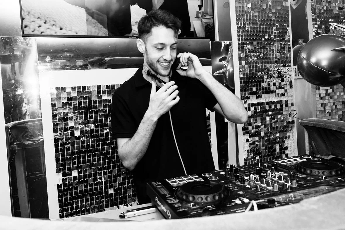 @1000wordsphotography_bytalia 📸 @twenty.events #DJ #londonlife #nightlife #weddings #party #music #events #djlive #entertainment #international #djedit #remix #livemusic #eventslondon #xdjrx3 #pioneer #djlife #clublife #londonlife #djedits #homestud
