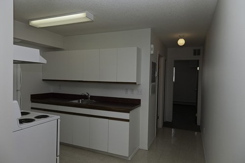 C33_Kitchen_Hall_-Into-_Bedroom_50.jpg