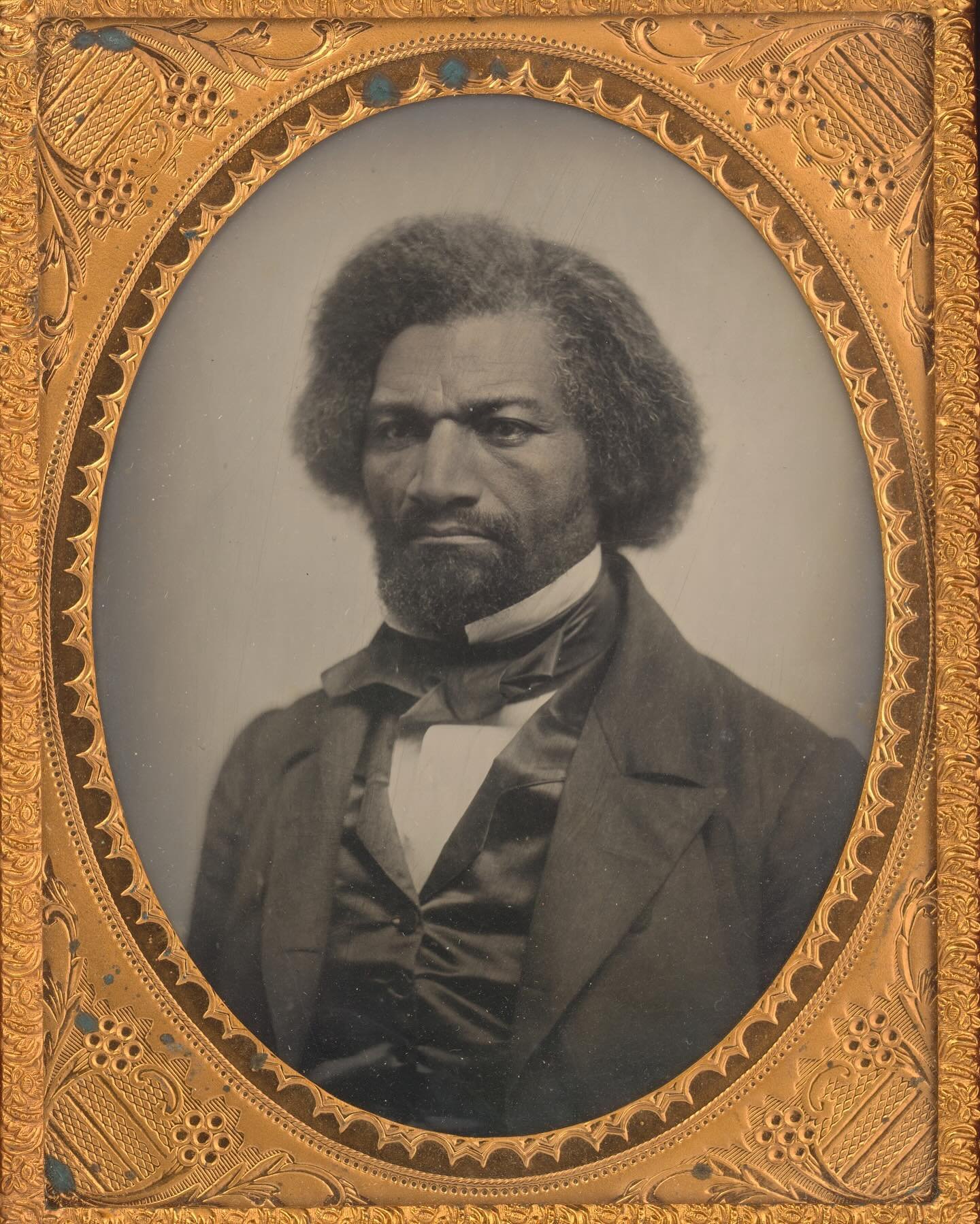 Did you know Frederick Douglass posed for pictures the same way for a very specific reason?

We explain why in our latest episode. 

If you know the answer, comment below 👇🏿