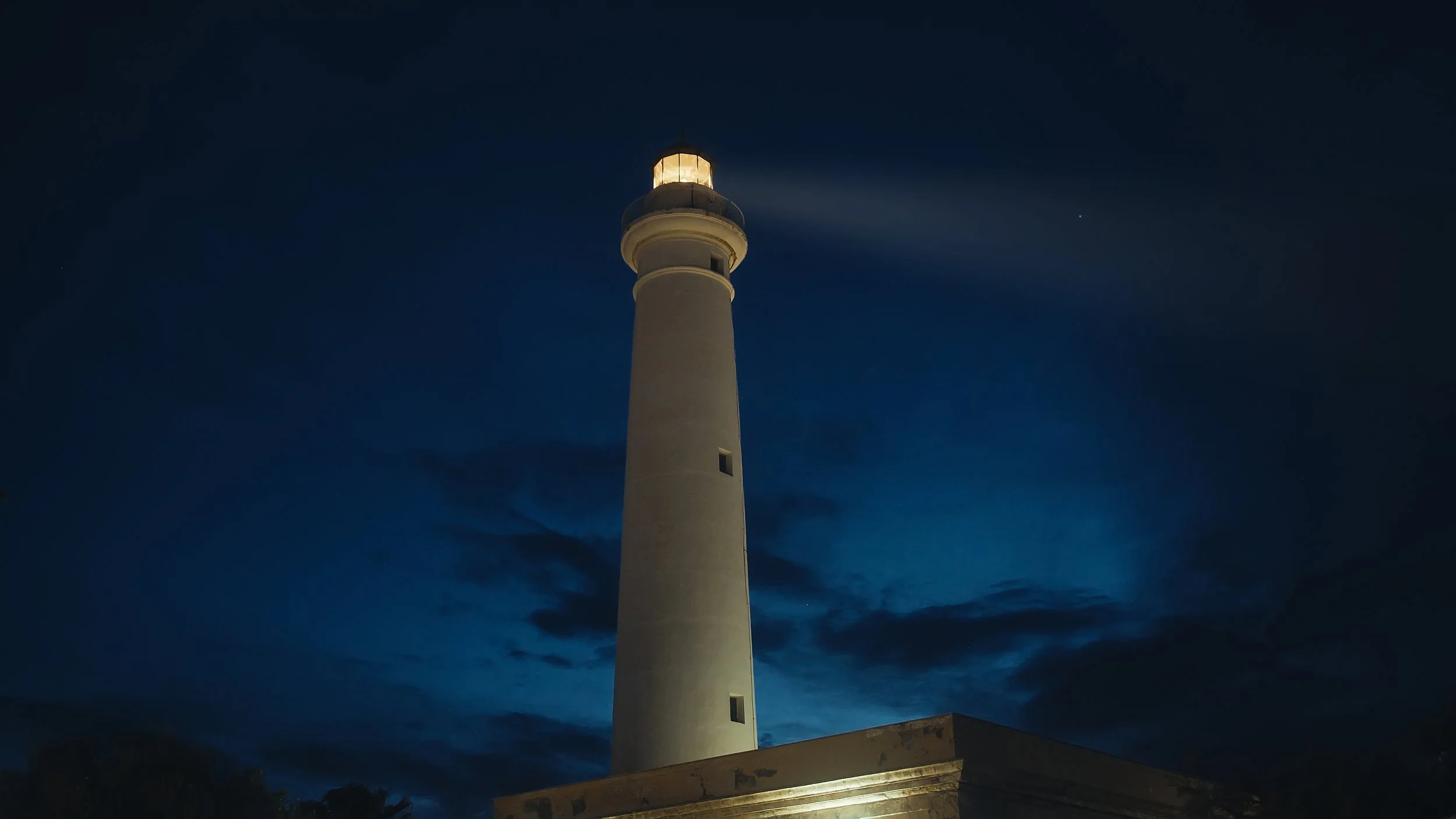lighthouse-beam-in-the-night-near-the-full-moon-2023-11-27-05-05-48-utc.jpg