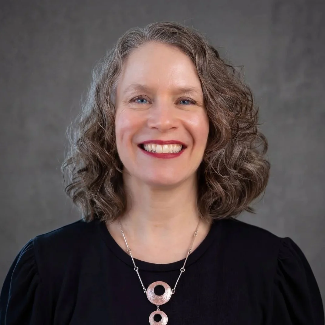 Headshot of Lisa de Melogue