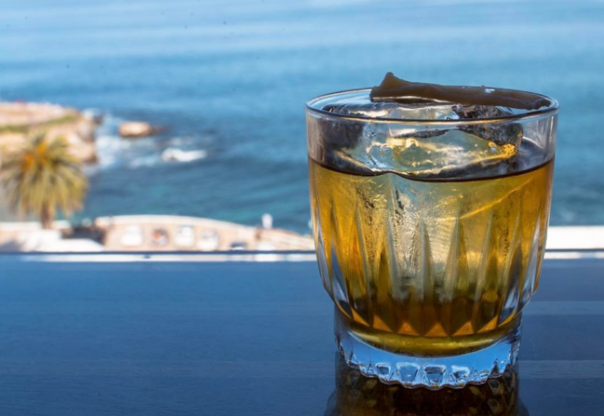 Виски на завтрак. Море виски. Виски с соком. Виски на пляже. Стакан виски и море.