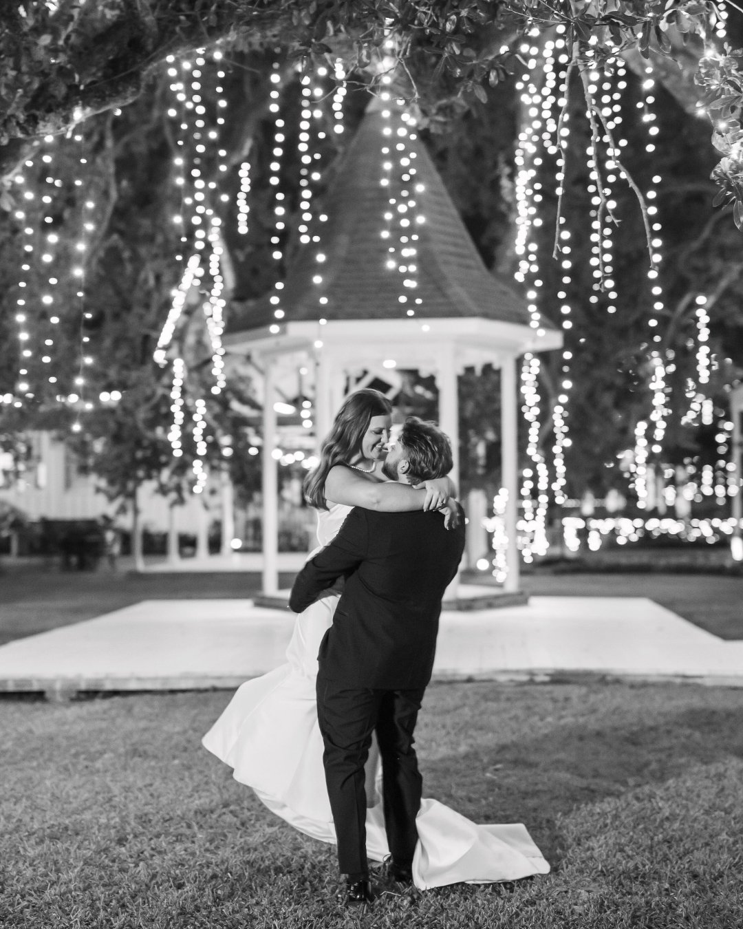 The fastest month EVER!!!
1 month ago, Katelynne and Luke said &quot;I Do&quot; and it was just such a magical day from beginning to end! Cheers to forever, and to your first holiday season as Husband and Wife :)

Photographer: @rachaelbphotographybr