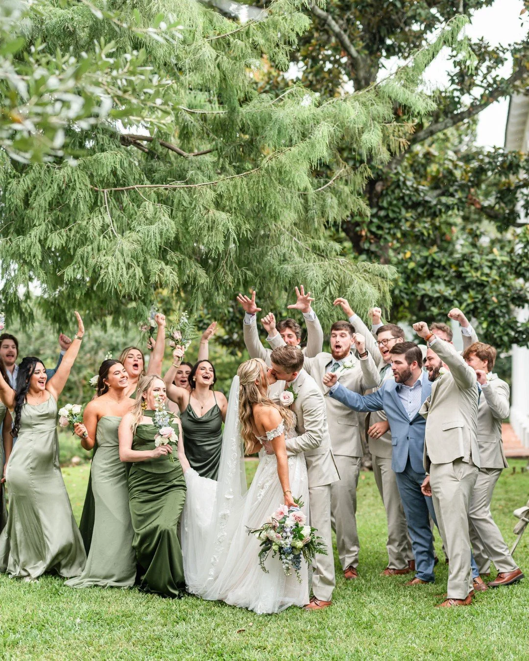 What I capture vs. what my second photographer captures! 

Always love adding a different perspective to your gallery!!! <3 

Photographer: @rachaelbphotographybr
Second Photographer: @nancyvaleriephotography
Planner: @brooke.casey.weddings
Venue: