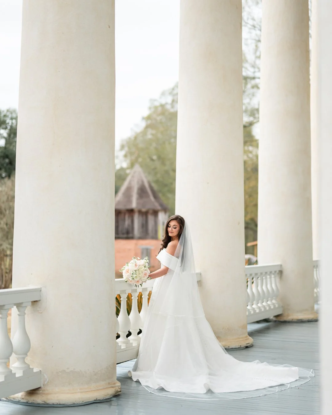 That's Mrs. Thibodeaux to you 💕💕💕

Kenlee is a WIFE and goshhhhhh. SOOOOO many gorgeous things to share from their big day Friday!!! For now - I'll just keep starring at some of her bridals <3 

Photographer: @rachaelbphotographybr
Coordinator: