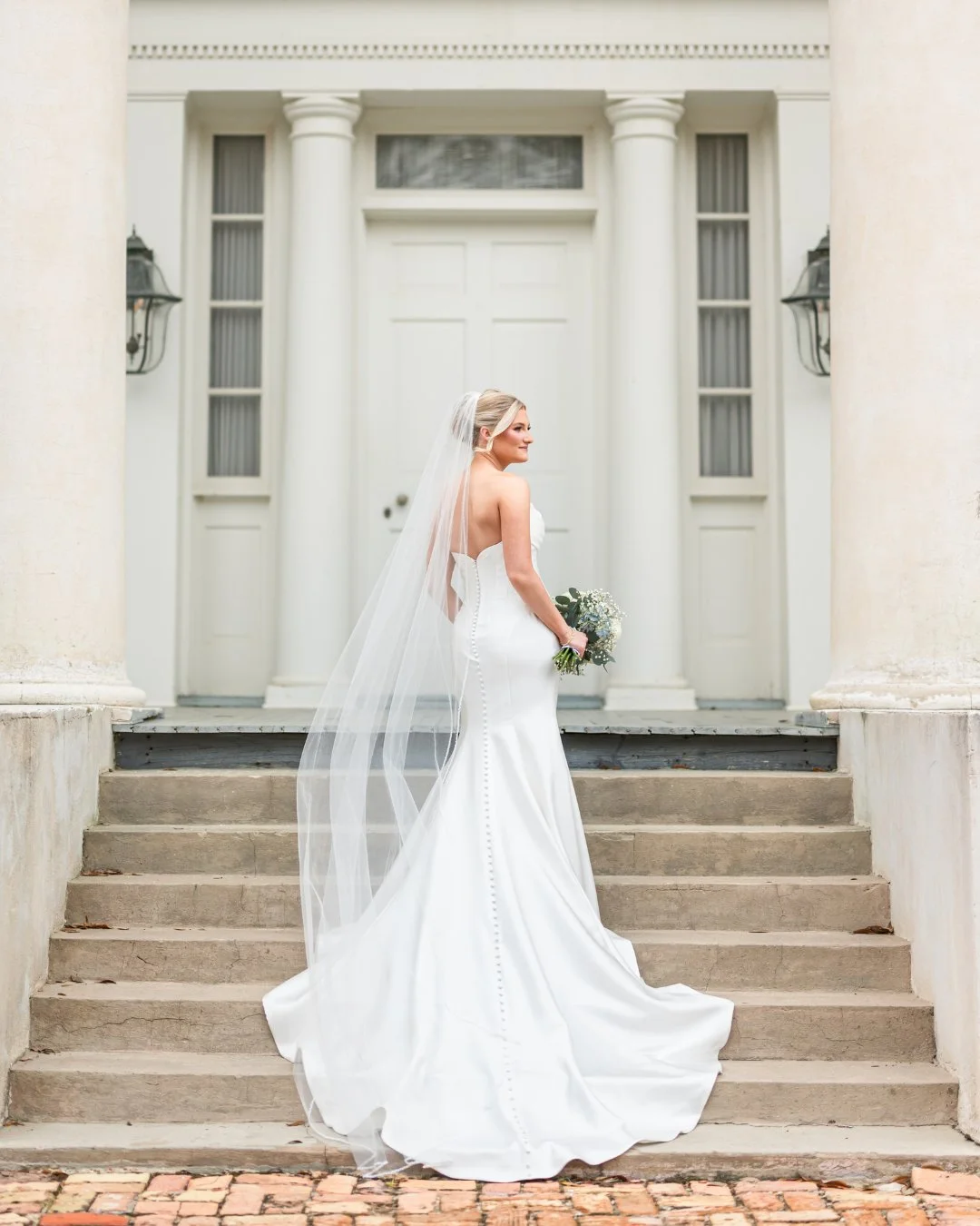 Let me formally introduce to you.... Mrs. Shows!!!!!!

I cannot get over this girl!!! I have known Caroline literally my whole life (her dad is my dad's best friend and he's also my godfather!). I have loved seeing the beautiful young woman she has g