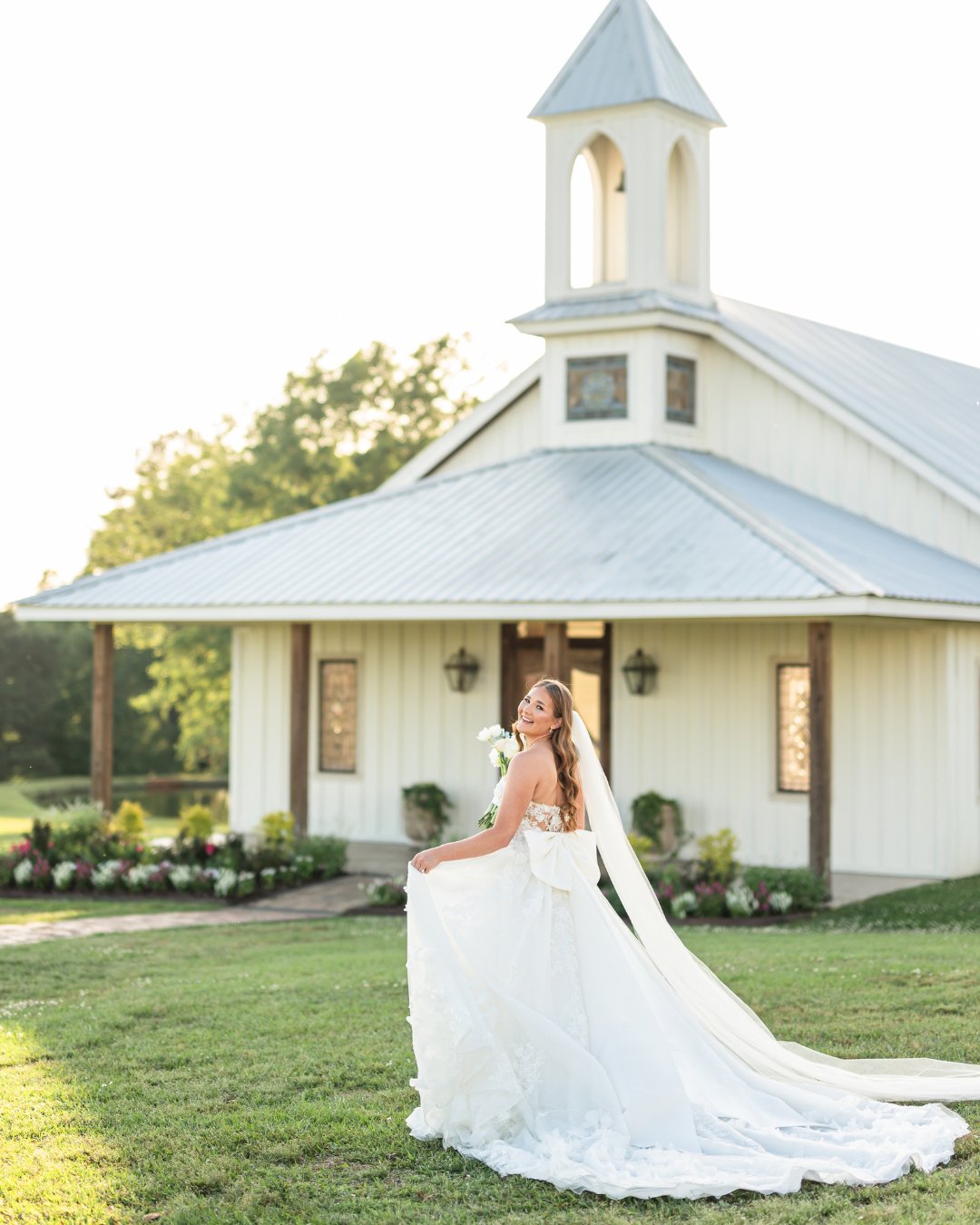 Mrs. Barden!!!!!!!!!

The absolute sweetest soul inside and out is a MARRIED WOMAN!!! AHHH, I have soooo many goodies to share from Maddie and Michael's perfect wedding day on Saturday, but here's some of my favorite bridals in the meantime! :) 

Pho