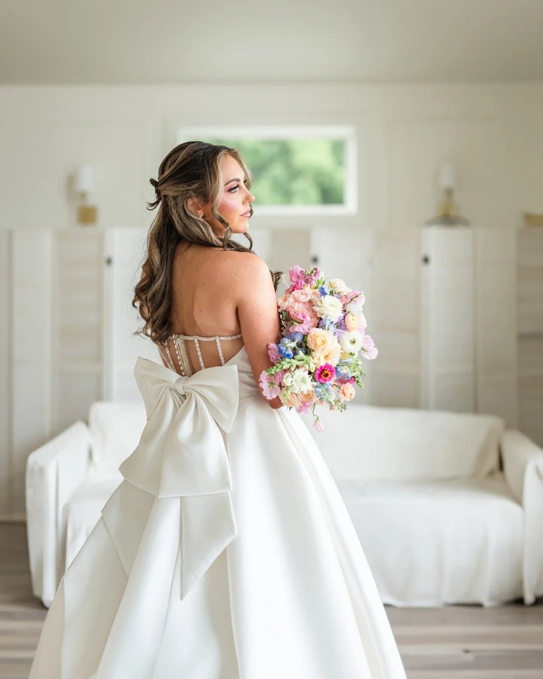 Gallery delivery day for Mrs. Guice, so I figured it was fitting to share some solos of this gorgeous girly! 

Venue: @wolfhillvenue
Florist: luxefloralsbylexie
Makeup: @stephaniehopkiins
Hair: @tabithaferrer
Gown: @townandcountrybridal