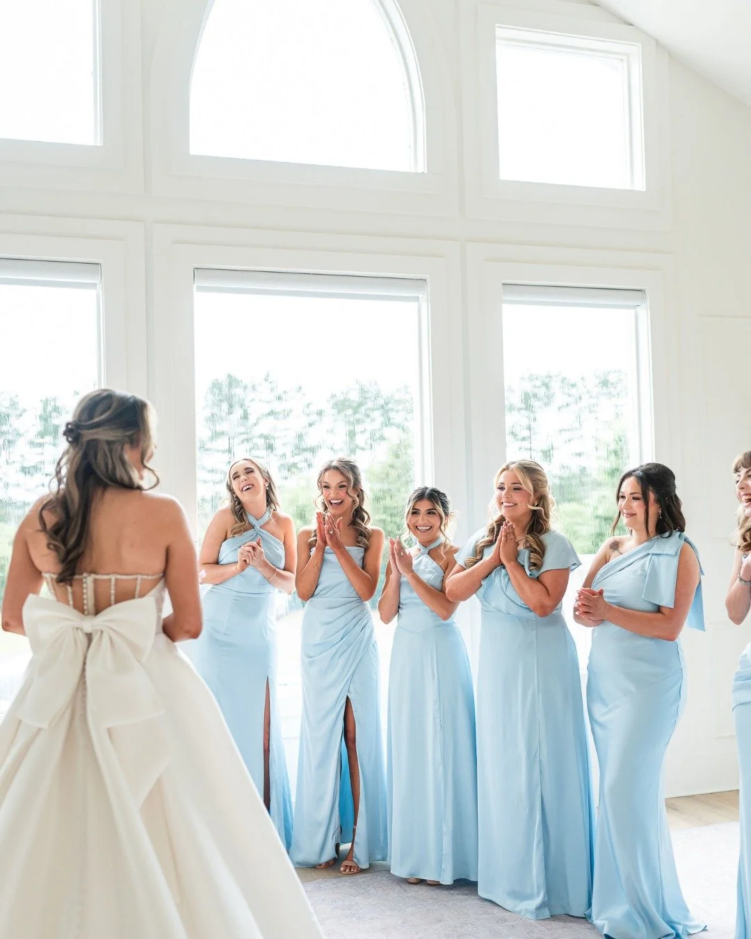 A first look with your besties is always a highlight of the day!! Your biggest cheerleaders, your hype squad, your chosen sisters &hearts;️&hearts;️

Photographer: @rachaelbphotographybr
Wedding Coordinator: @timetoshine_eventdesigns 
Venue: @wolfhil