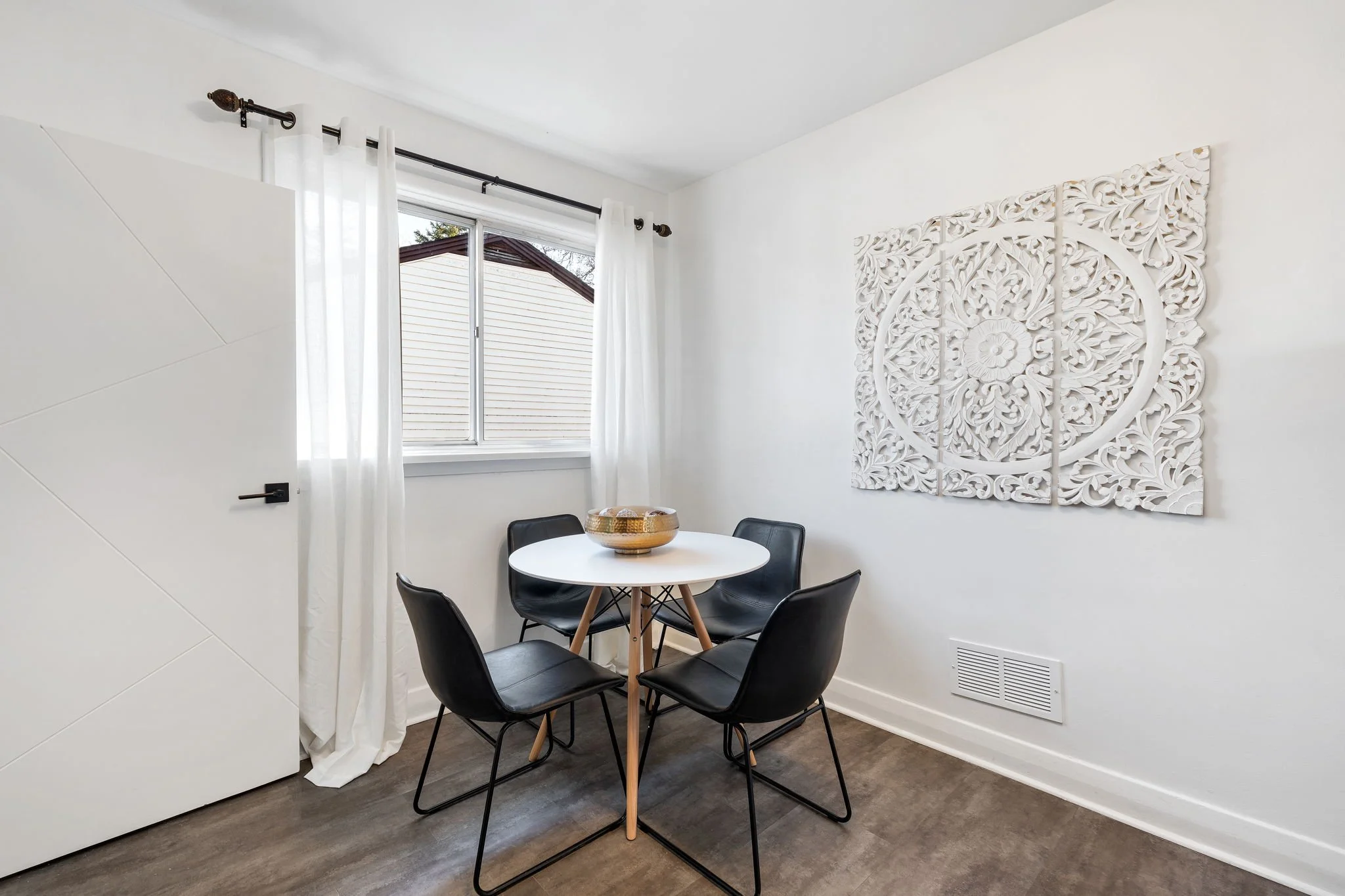 566 Cambridge St - Interior-11.jpg