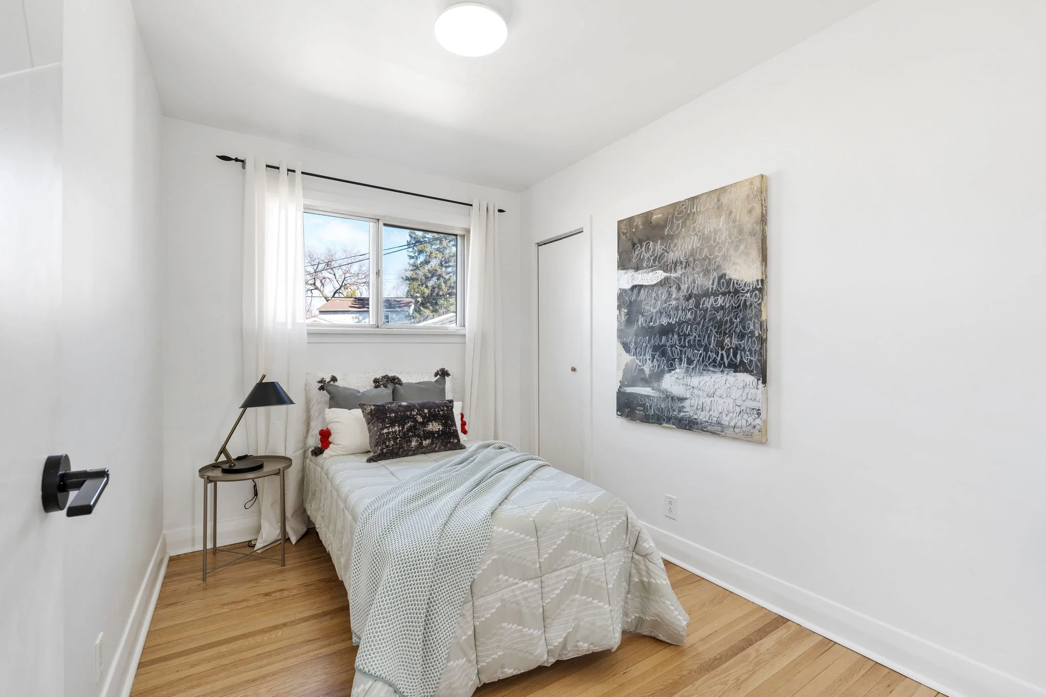 566 Cambridge St - Interior-13.jpg