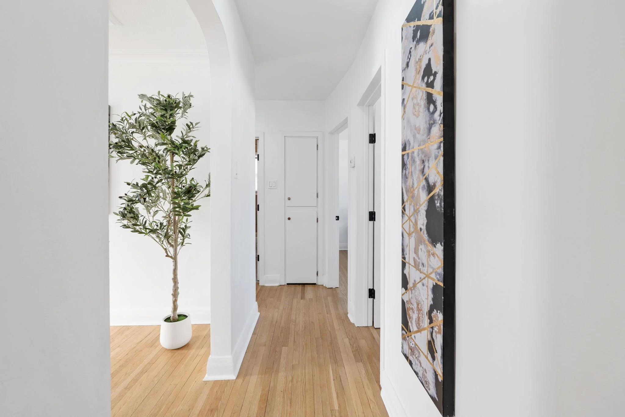 566 Cambridge St - Interior-12.jpg