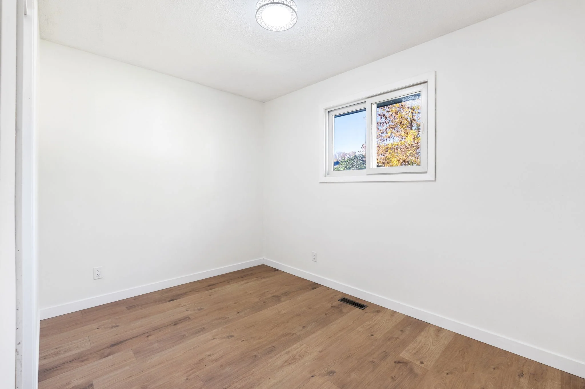 211 Kirkbridge Dr - Interior-18.jpg