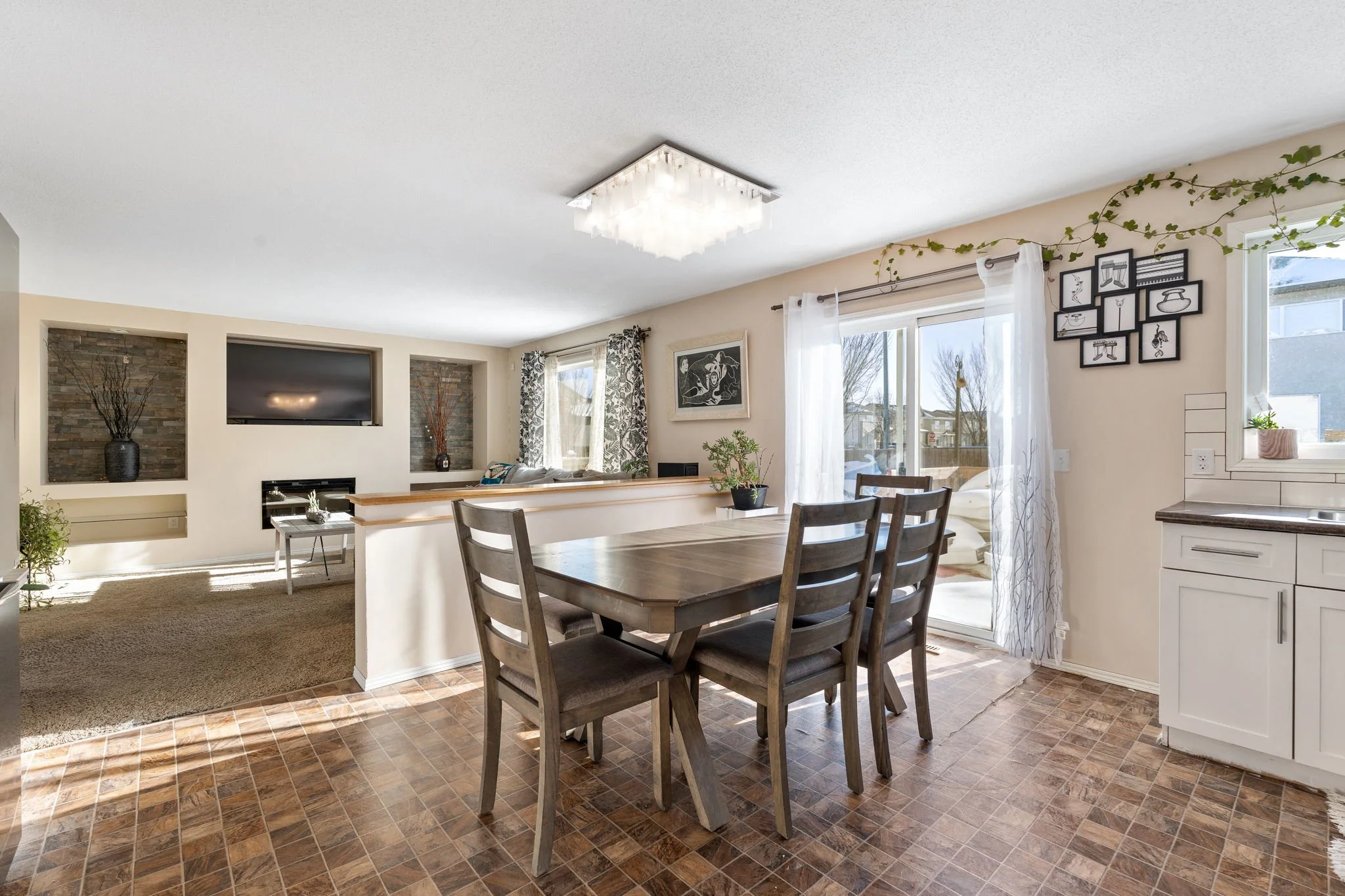 92 Blumm Cres - Interior-8.jpg