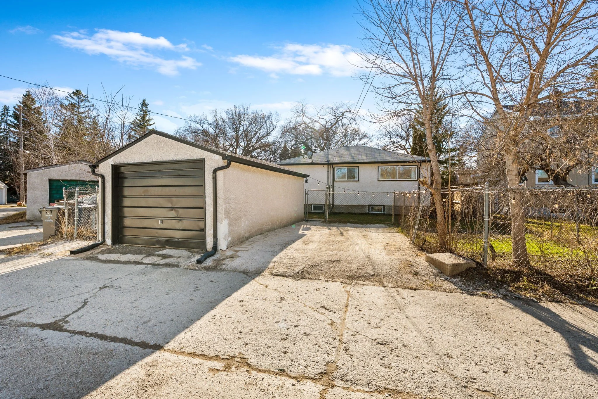 566 Cambridge St - Exterior-6.jpg