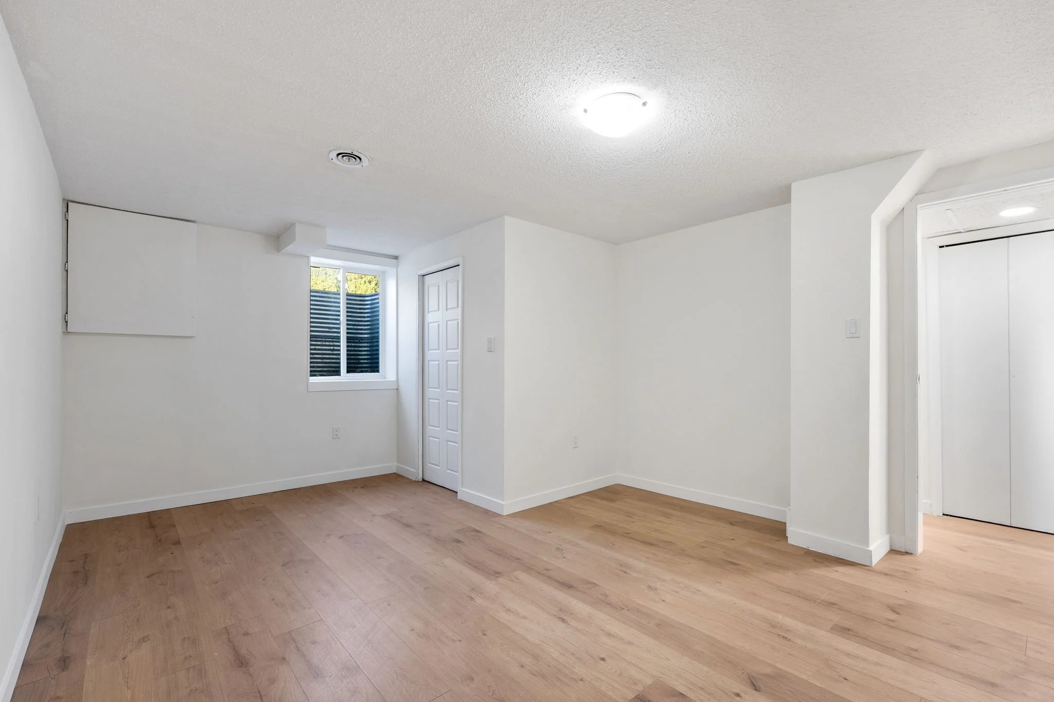 211 Kirkbridge Dr - Interior-33.jpg