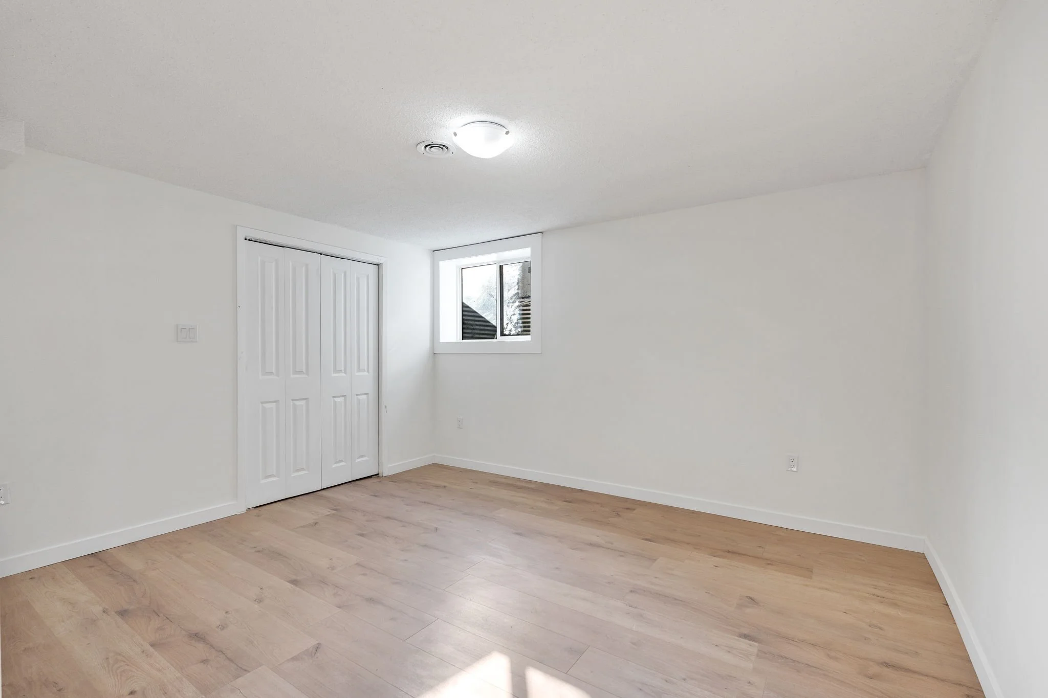 211 Kirkbridge Dr - Interior-32.jpg