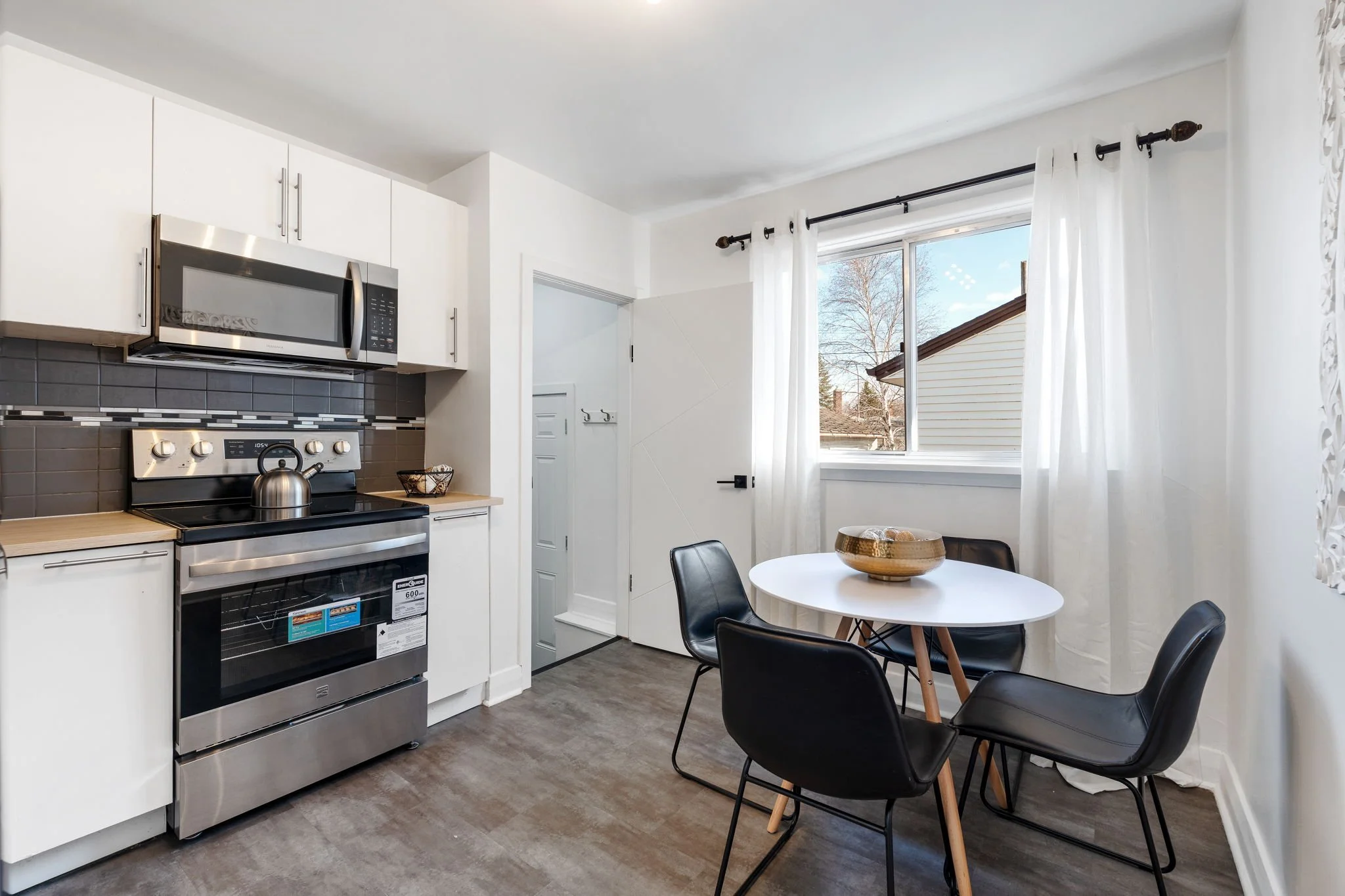 566 Cambridge St - Interior-7.jpg