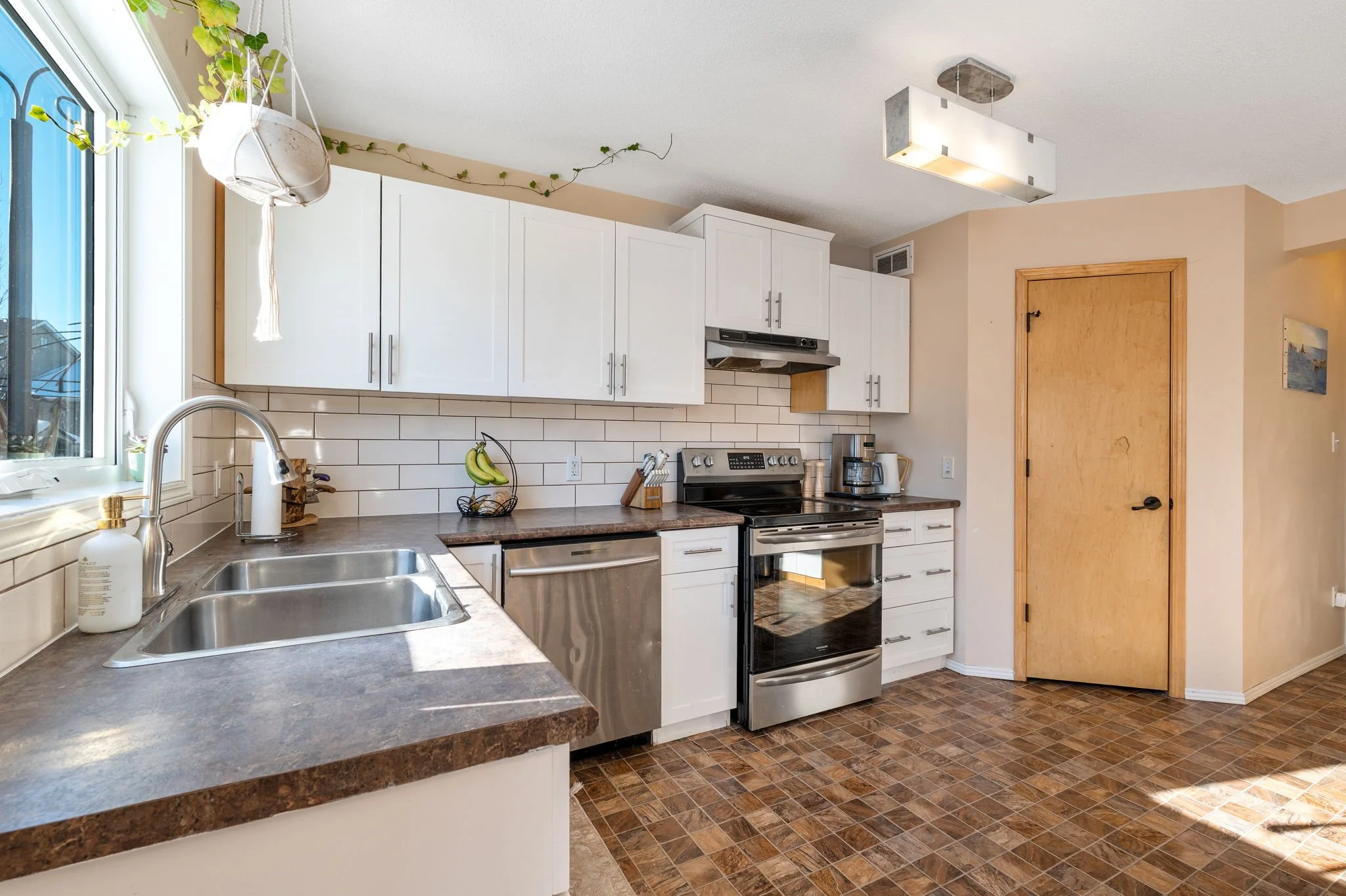 92 Blumm Cres - Interior-11.jpg