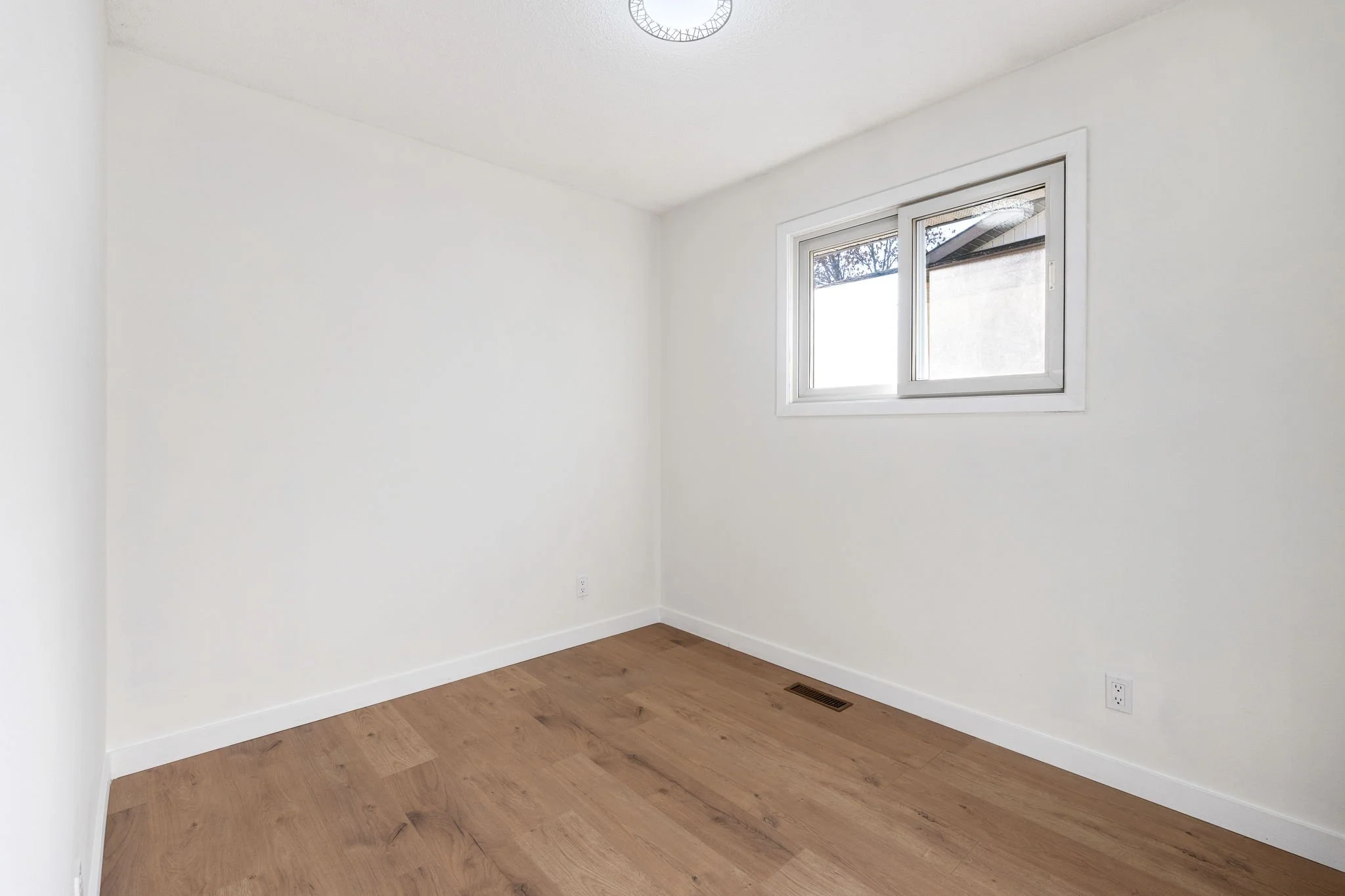 211 Kirkbridge Dr - Interior-21.jpg