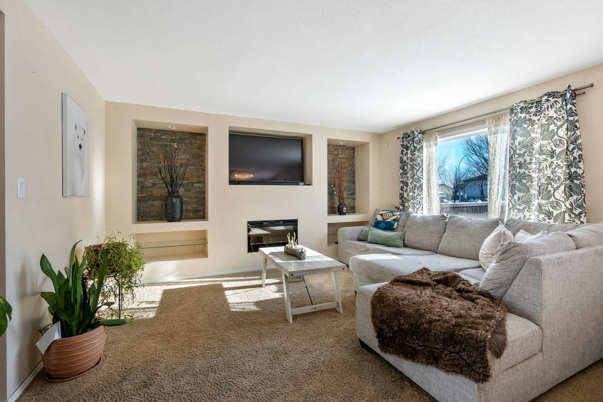 92 Blumm Cres - Interior-4.jpg