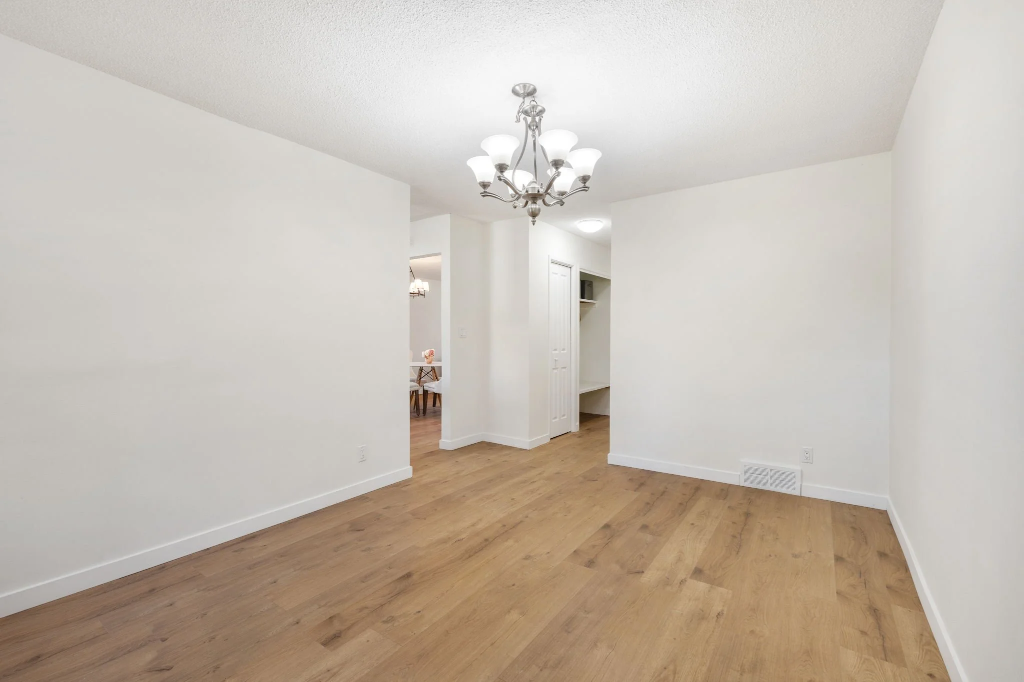 211 Kirkbridge Dr - Interior-15.jpg