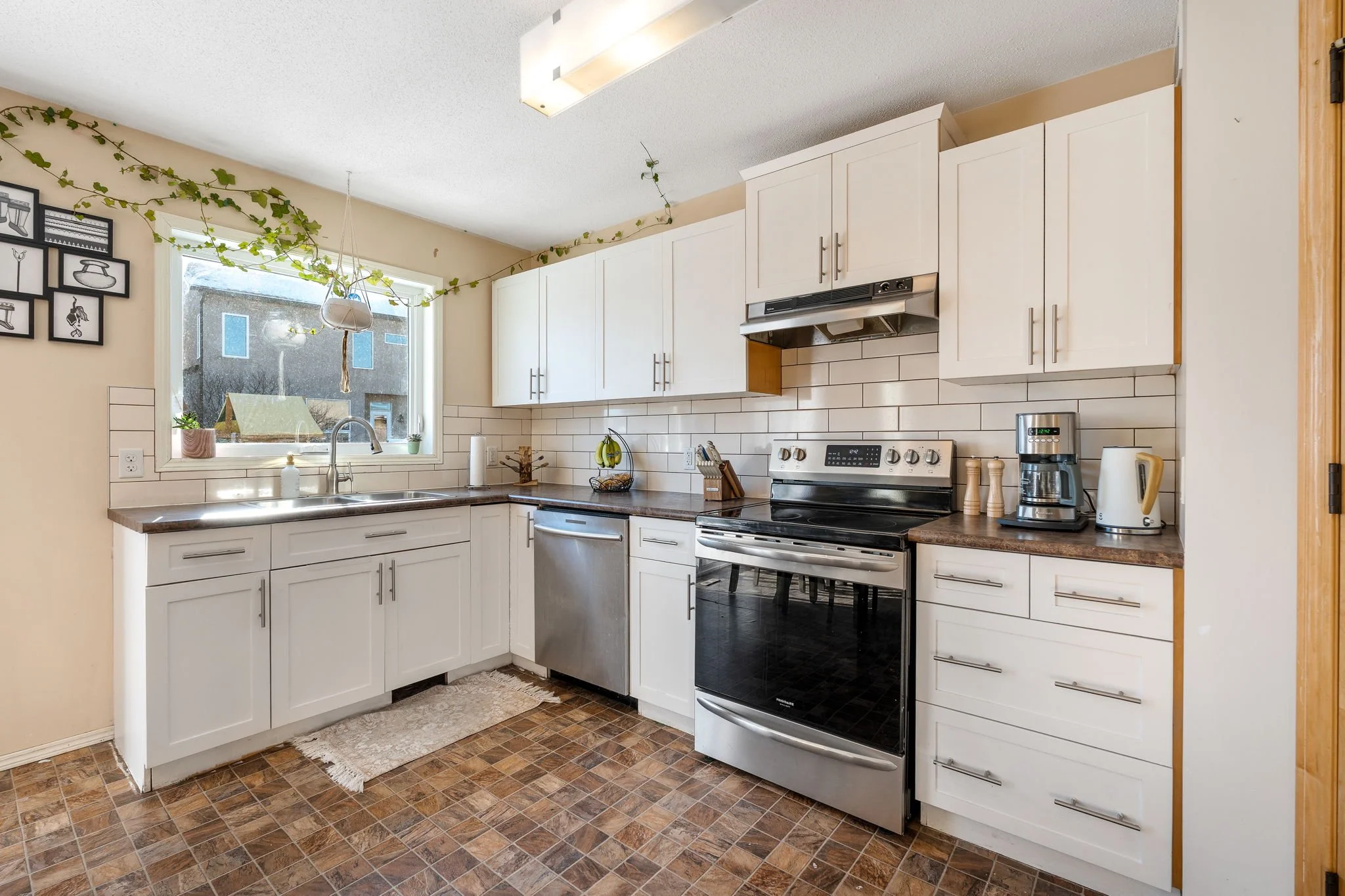 92 Blumm Cres - Interior-9.jpg