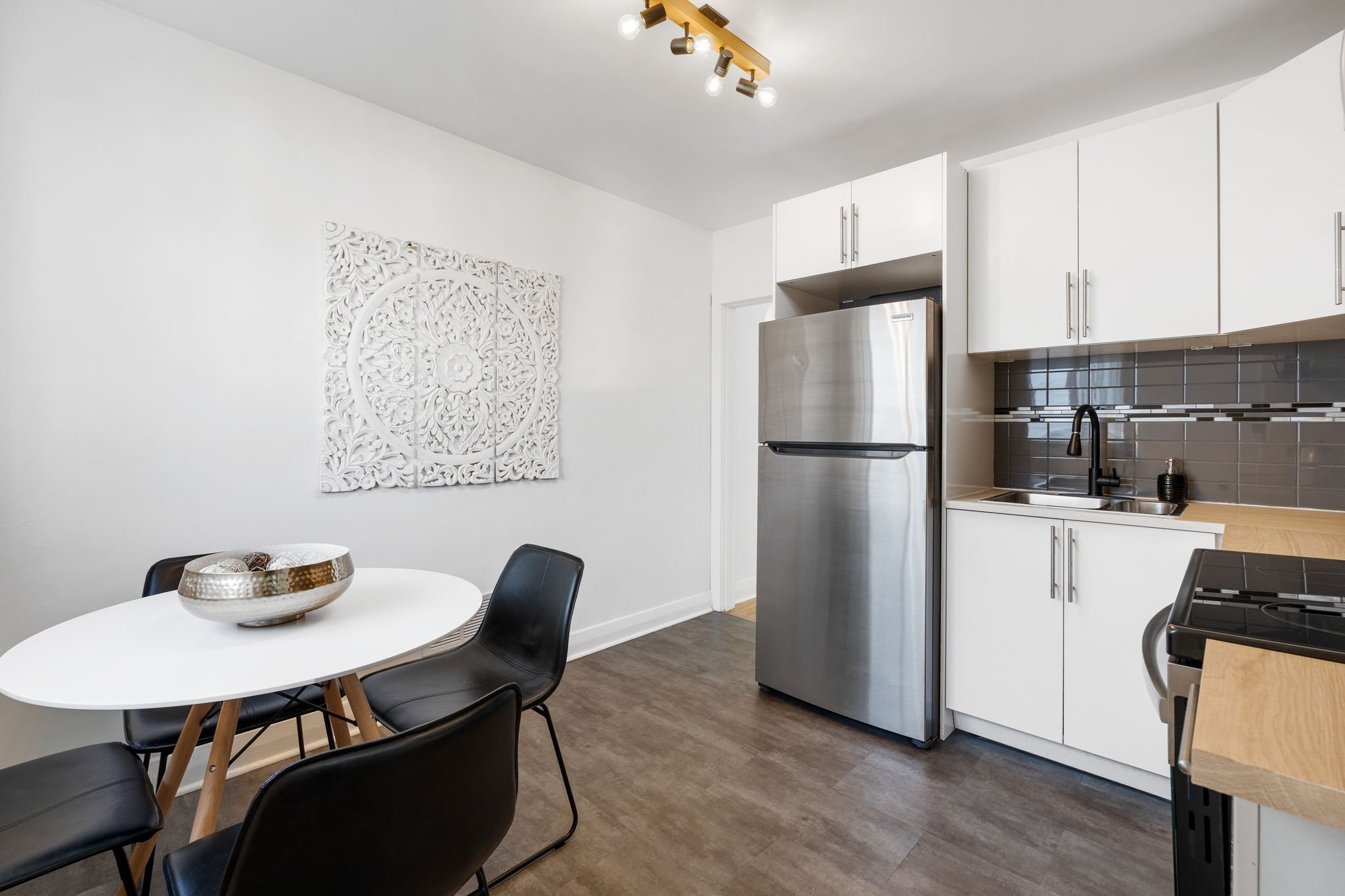 566 Cambridge St - Interior-10.jpg