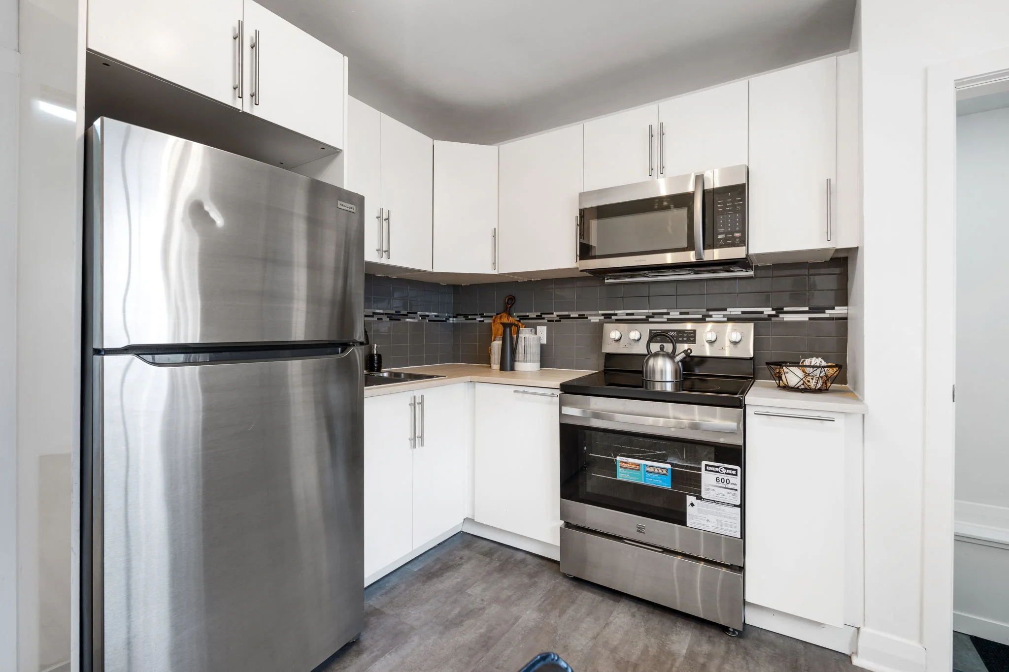 566 Cambridge St - Interior-8.jpg