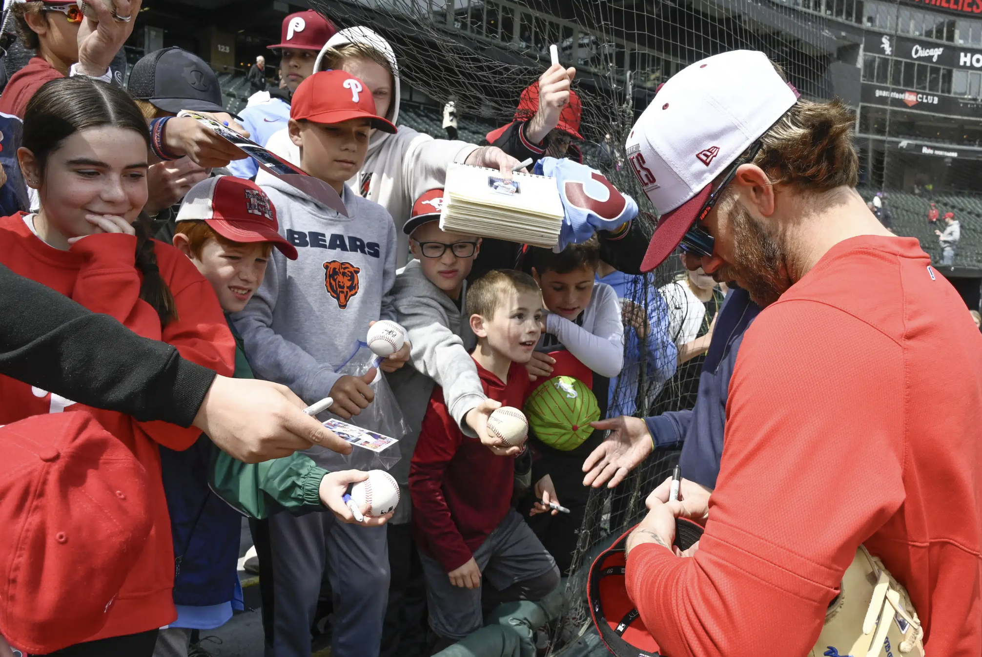 Bryce Harper Arrives at Phillies Spring Training Without New News, but this  is Just the Beginning - Crossing Broad