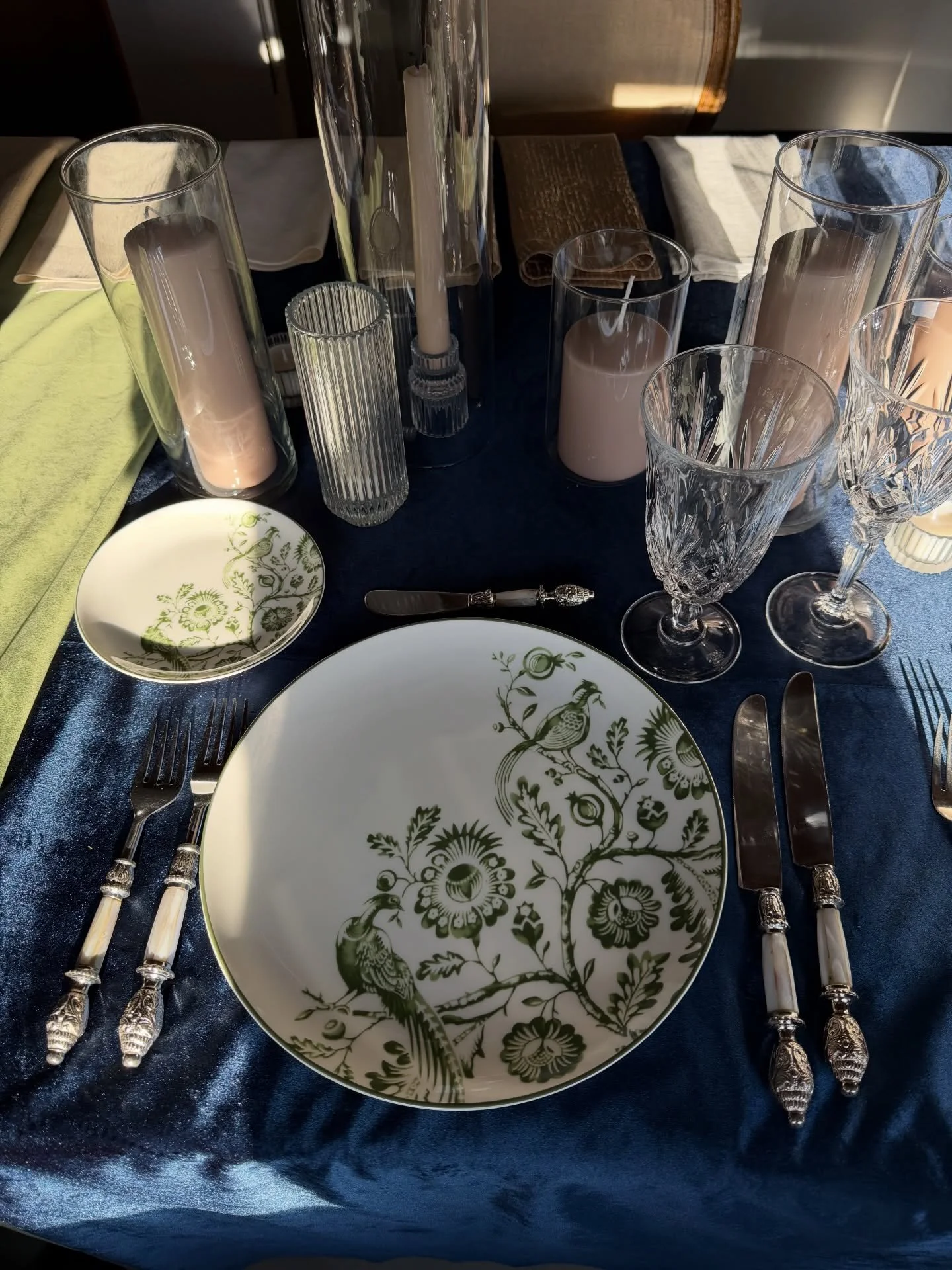 our very own @zacharytstevens is prepping for his wedding this spring and we got a cutie sneak peek into the tablescape for their day 🥹 very grandma chic, yet timeless ✨

can&rsquo;t wait for April!! 🤍

@hallsrental 
@windycitylinen 
@urbanallureev