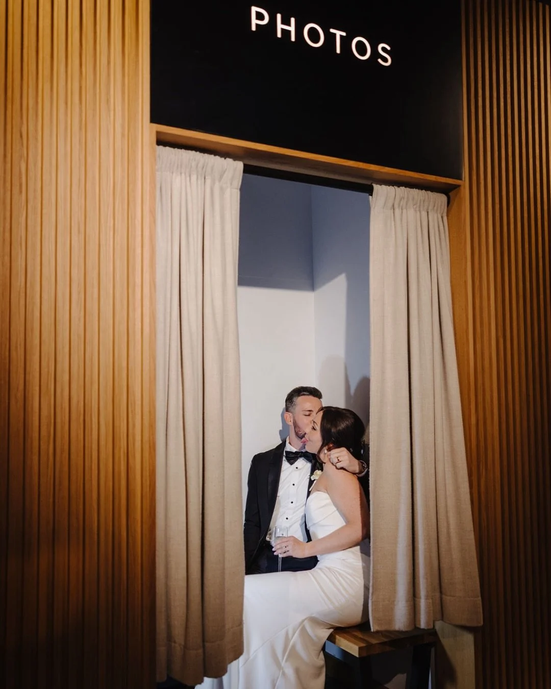 Mackenzie + Dan at Sarabande last spring and honestly&hellip; we&rsquo;re still not over it! 🤍

Classic black + white. Clean lines. Soft florals. Candlelight that made everything feel like a scene from a movie. The kind of day where every detail fel