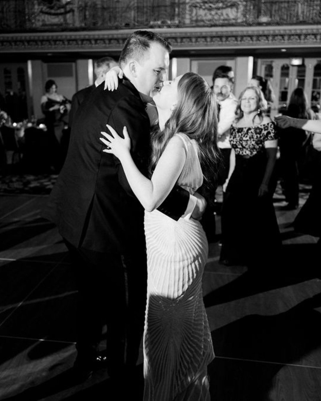 SPRING. IS. BACK. 🌸

And with it&hellip; our wedding season officially kicks off this weekend!

If Andrea + Mario&rsquo;s dance floor at Hilton Chicago last spring is any indication&hellip; we&rsquo;re in for a veryyyy good time 💃🏼🪩

Packed dance