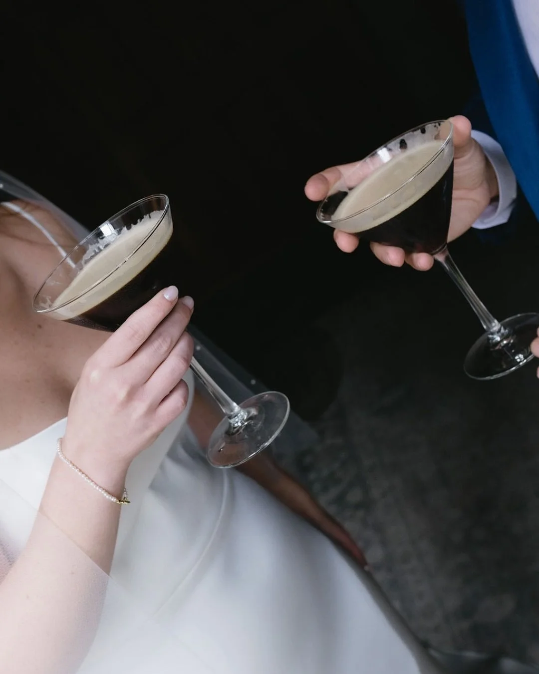 Getting ready espresso martinis? 🍸 

Say less!🙂&zwj;↕️ 

also peep their cutie doggo on the last slide 🐶

#espressomartini #weddingday #shhevents #weddingplanner #coupleportrait