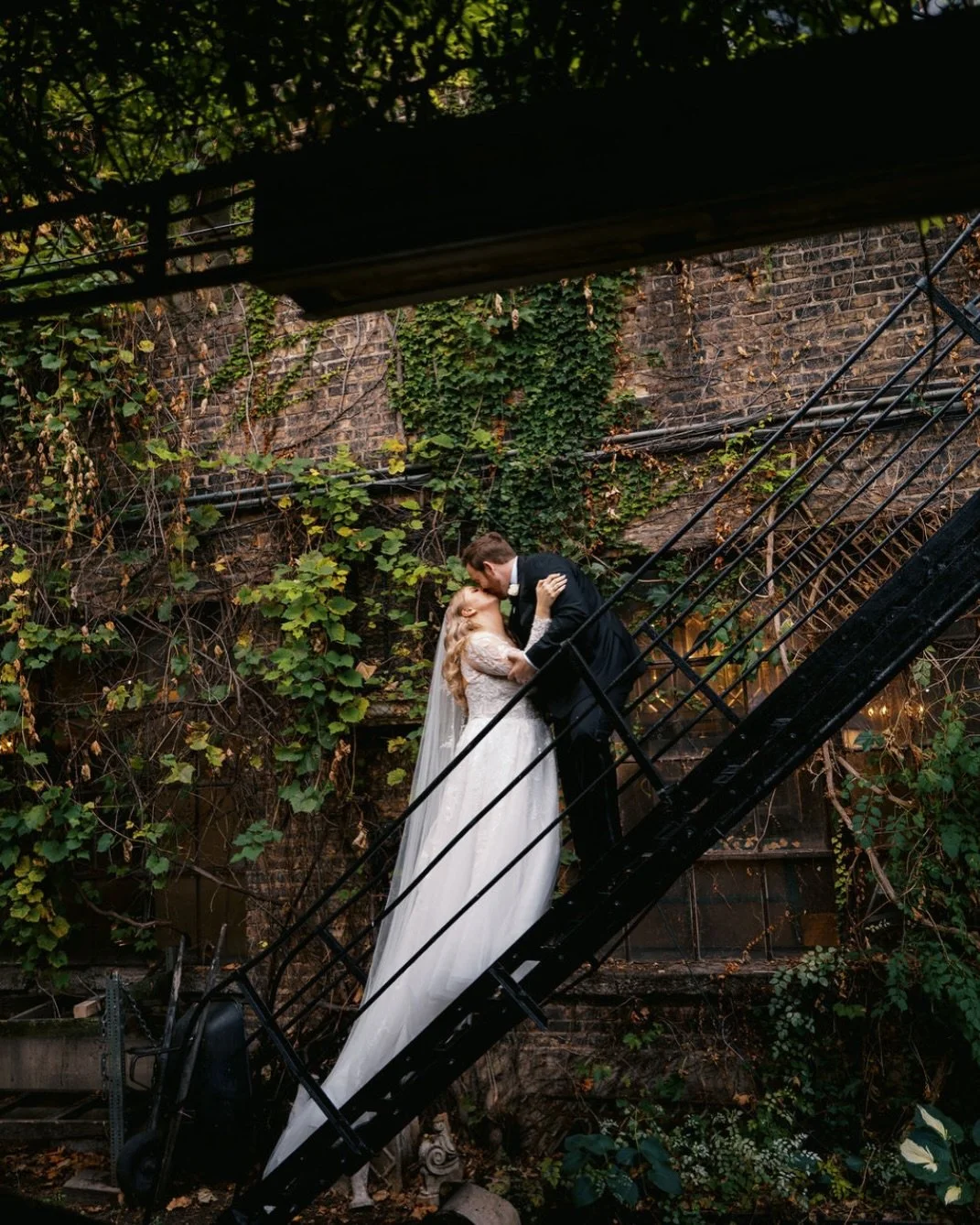 happy belated one year wedding anniversary to @megangottl + @aa_ron_clay_ton!! 🤍🍂✨

what a spectacular wedding for such a lovely couple 🥹 cheers to officially being married for one year! 🤭🫶🏼

planning: @shh.events | @caitlinmangan @vanessa__del