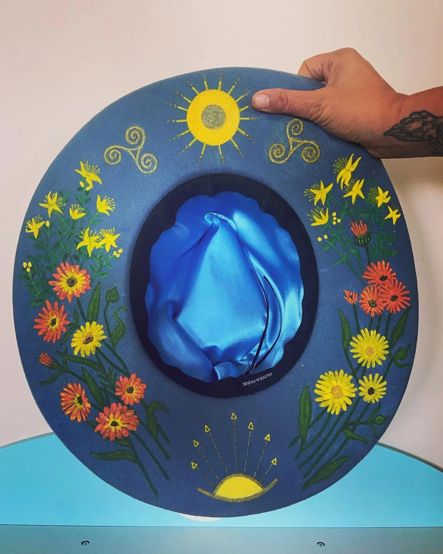 Another Medicine Hat complete: meet Francis. Decked out with Calendula and St. John&rsquo;s Wort, Francis will surely bring the sunshine! 🌞 
Some of the details include the medicine feather of community and friendship (northern Flicker), and a sweet