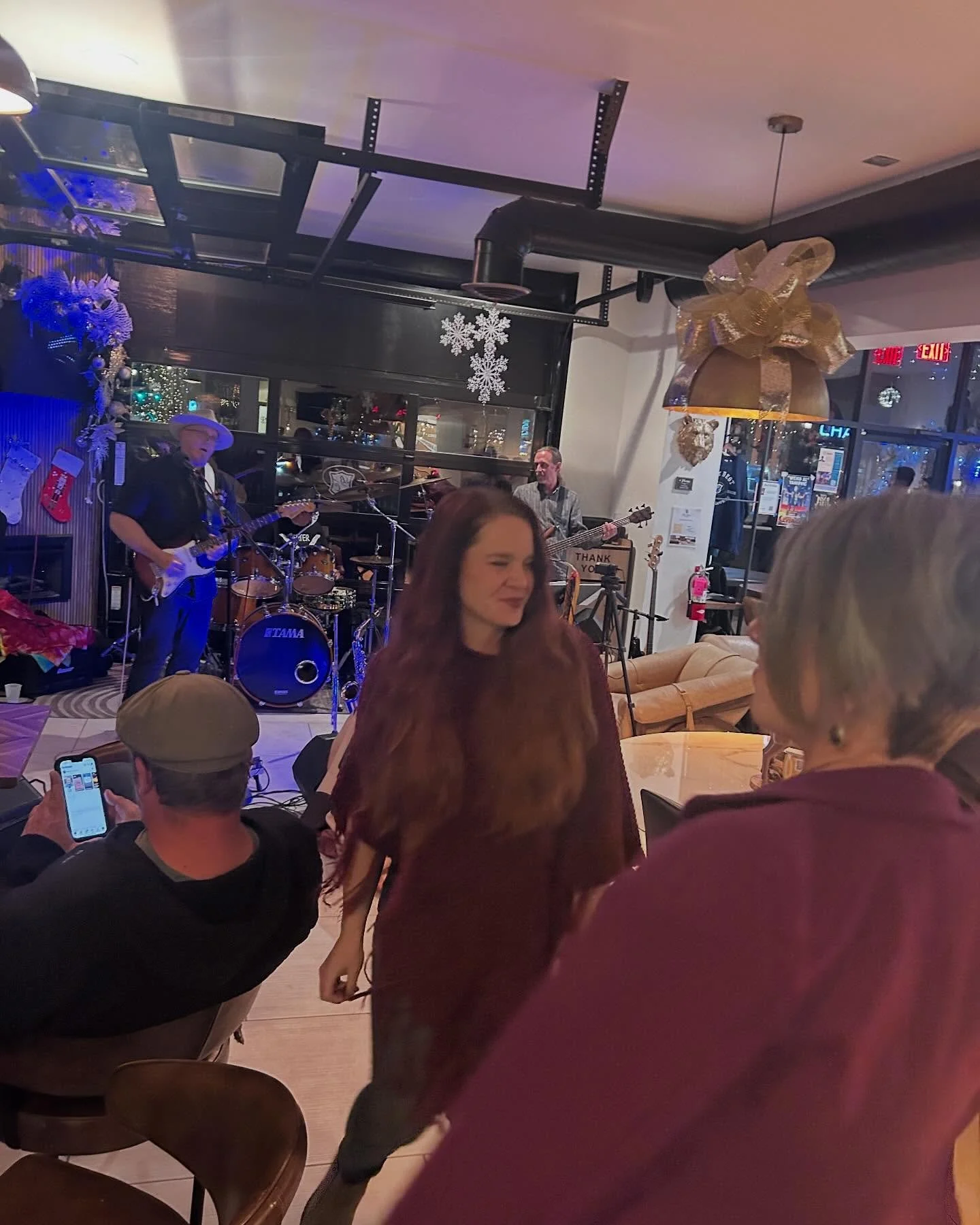 Always a good time Saturday nights with friends and good music !