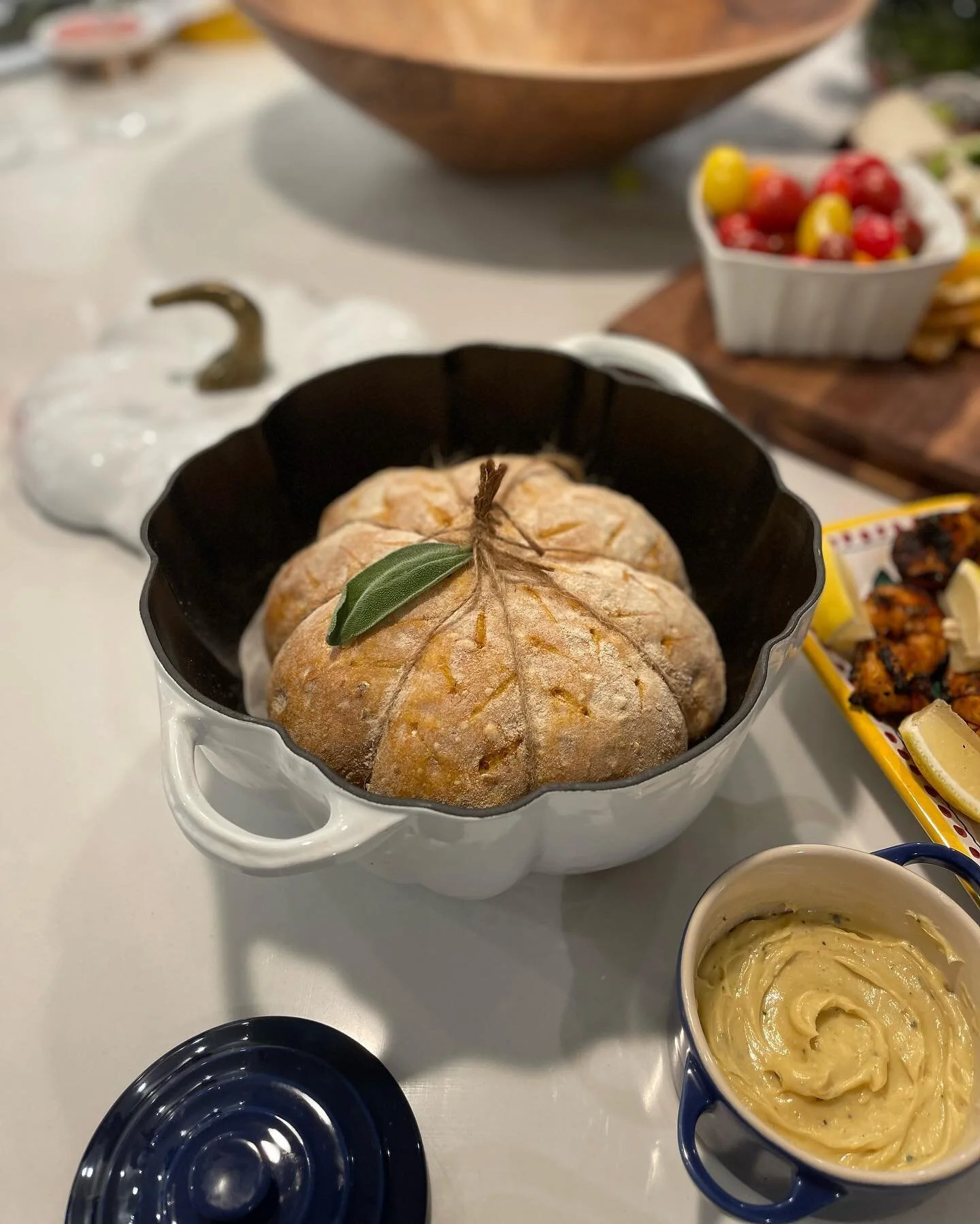 It might be 70* in NYC but it&rsquo;s also the perfect time to make some garlic, sage pumpkin bread with a side of sage brown butter 🧈 🤤