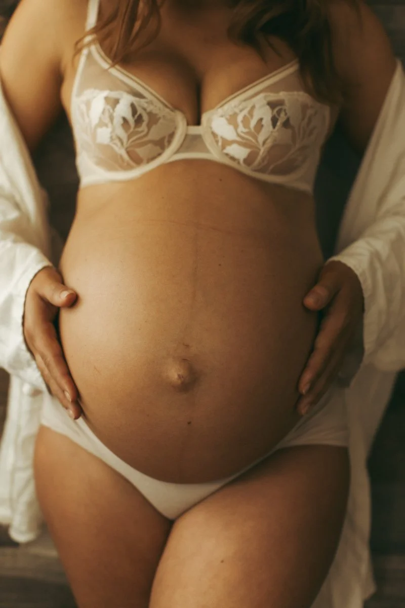 Intimate maternity photoshoot London -1.jpg