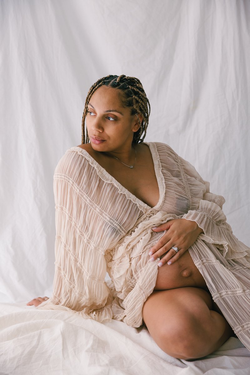Maternity photoshoot London – a calm and artful studio experience