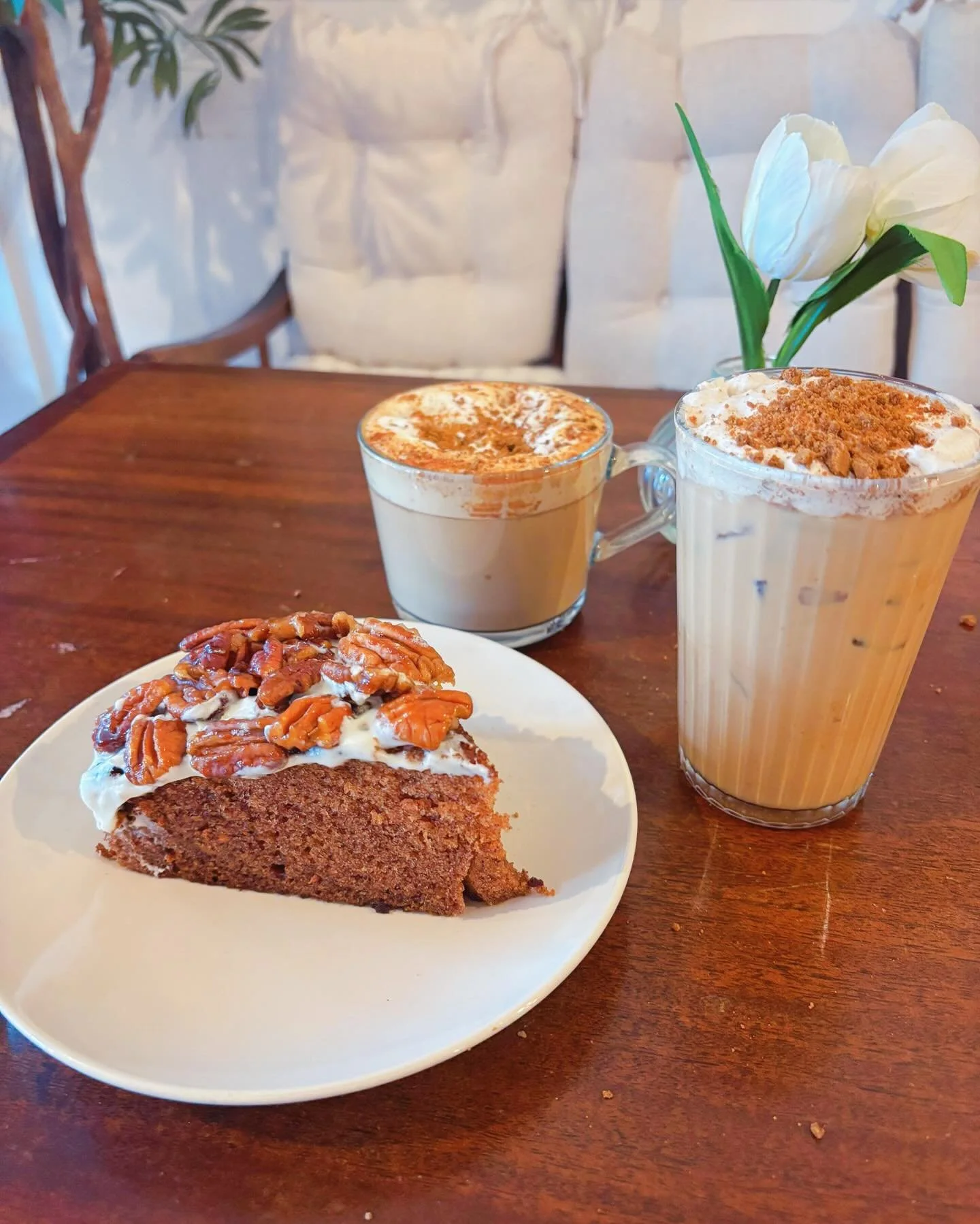 🐰CARROT CAKE LATTE

Just in time for Spring! One of my all time favorite creations 

☕️ Carrot Cake Latte with Cinnamon Einspanner and Ginger Cookie Crumble 
🥕Miso Carrot Cake with Cream Cheese Frosting and Candied Pecans