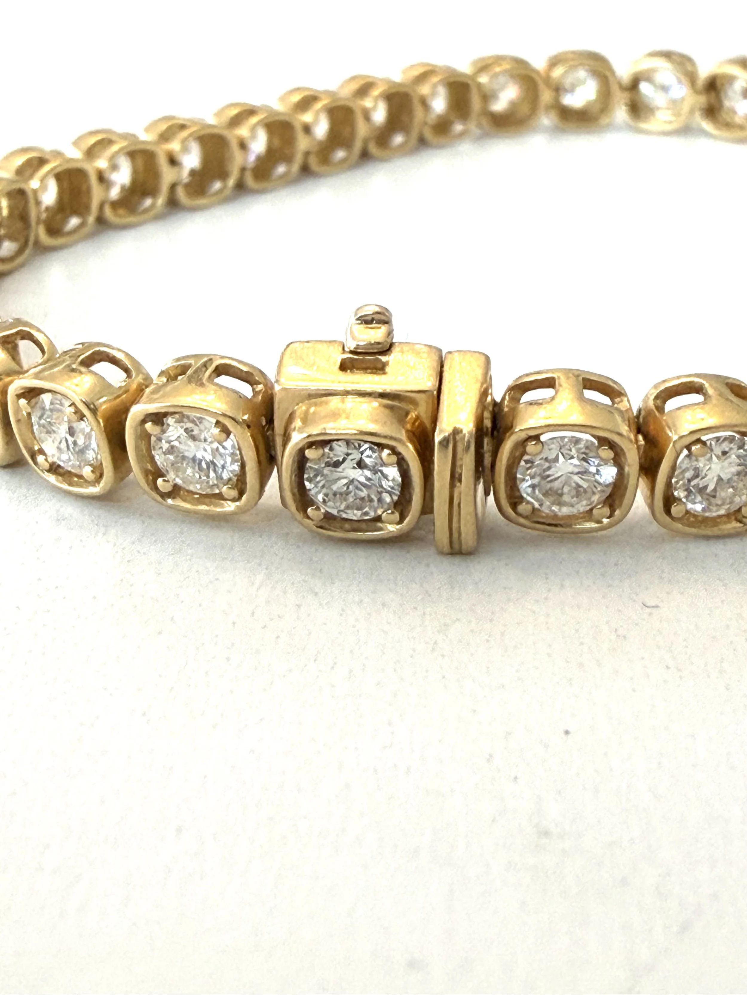 Vintage, 4.25 carat Tennis bracelet, 18k gold
