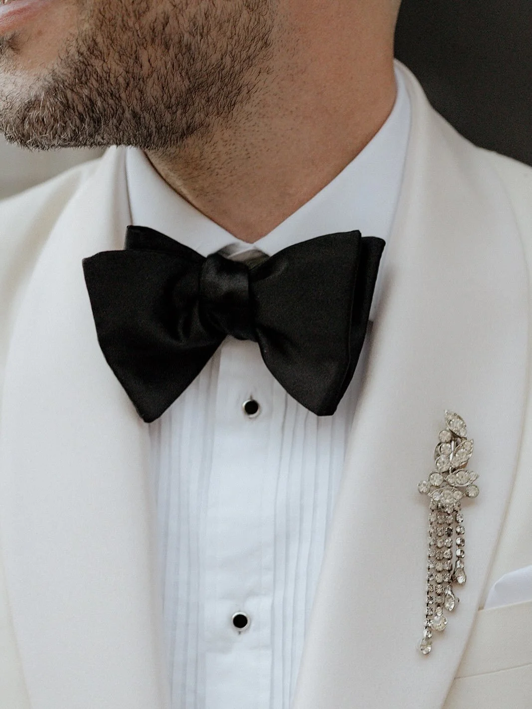 When the groom and his party make vintage brooches the new buttonhole 💎 And a moment for Dan&rsquo;s incredible look! From a beautiful day last summer for H&amp;D
@agahosking 
@rosedanielmakeup 
@eventsbymerchanttaylors