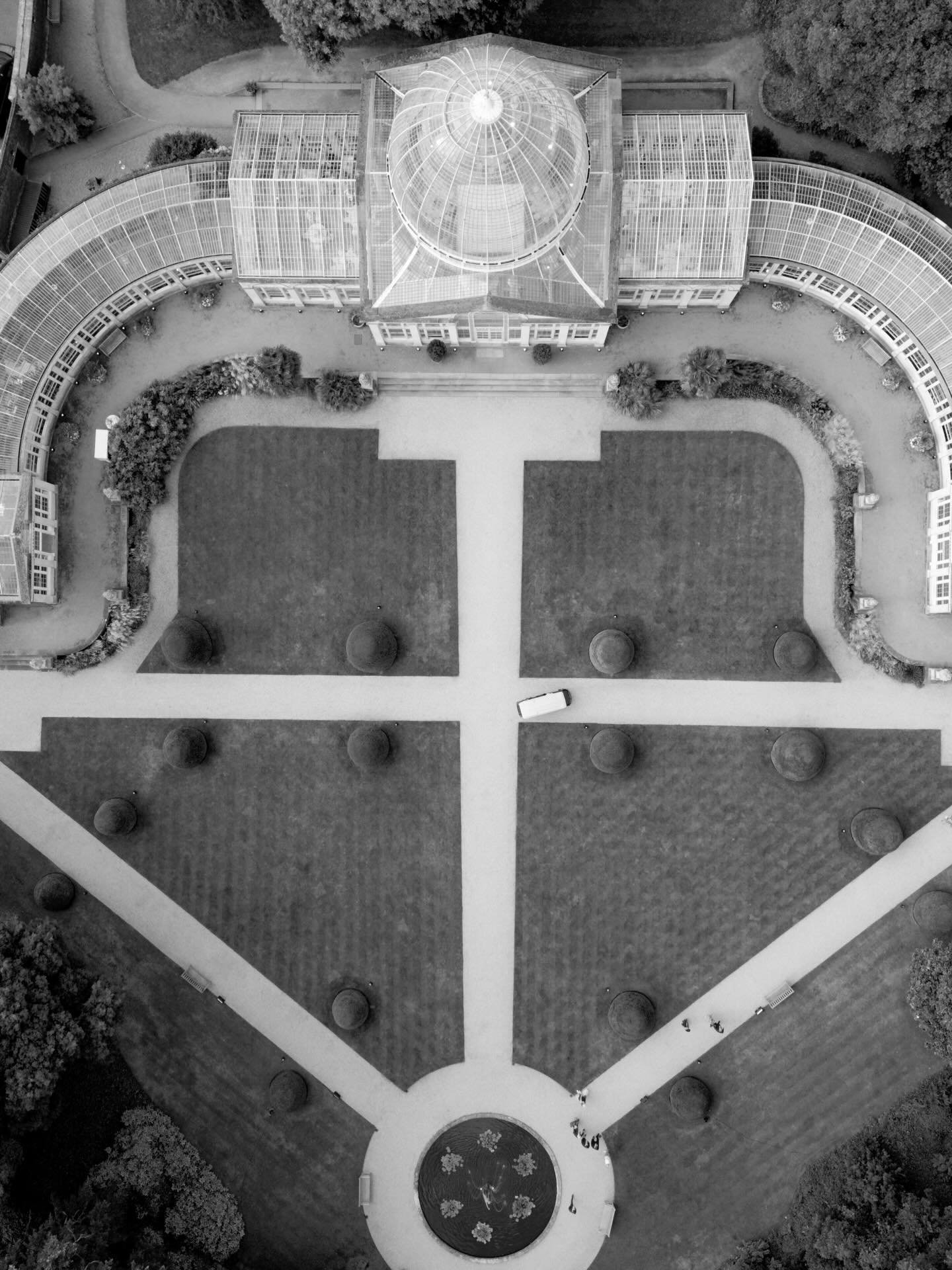 The majesty of @syonparkevents and the Great Conservatory on a sunny joyful day for D&amp;J 🤍

_
Photography &amp; Videography @thesmithsandco
Wedding Planning, Styling &amp; Coordination @anemonestyle
Venue @syonparkevents
Catering @caperandberry
B