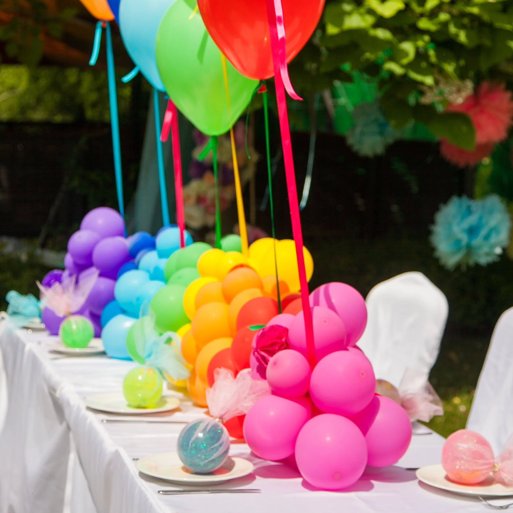 birthday-table-with-rainbow-balloons-summer-holiday-park.jpg