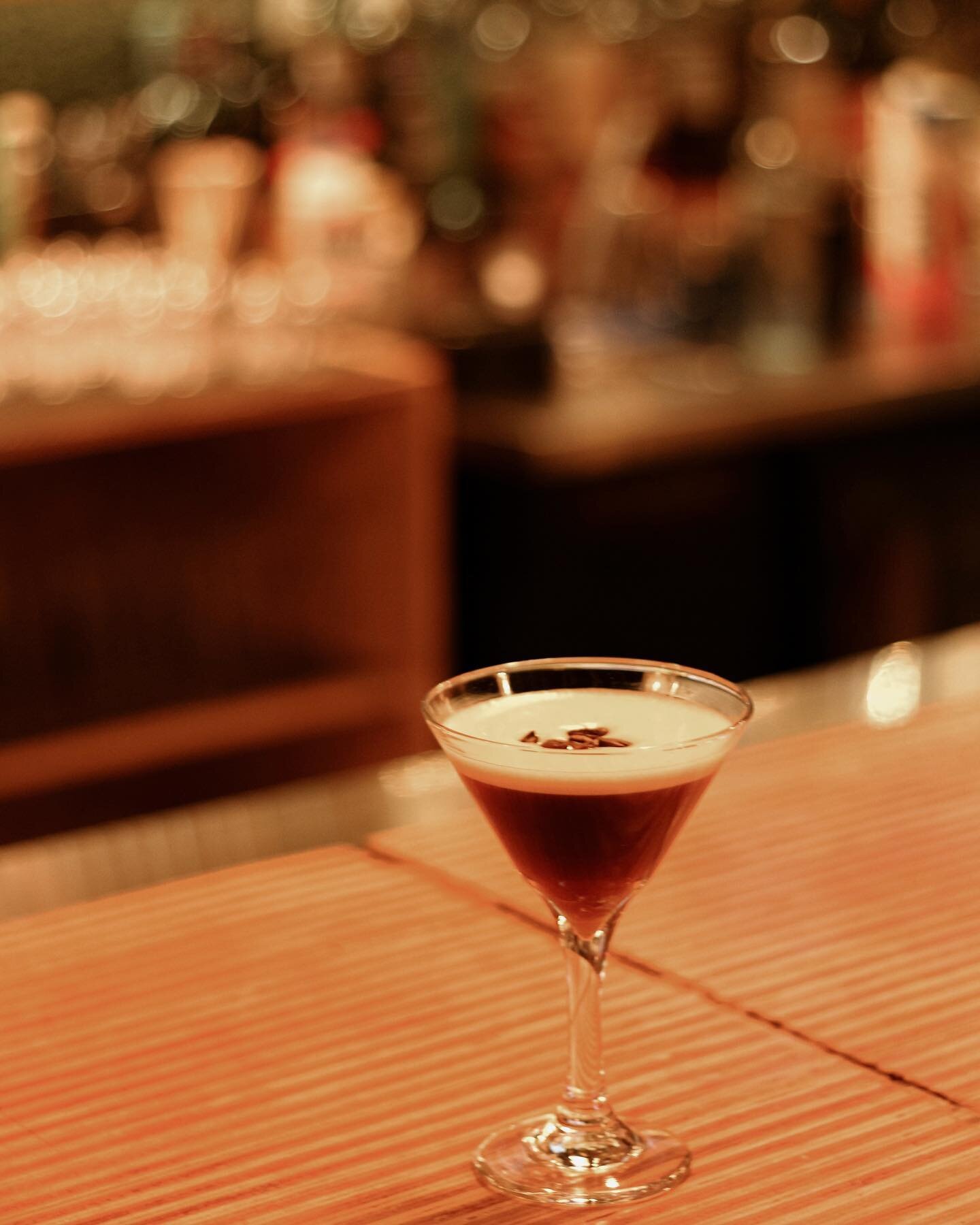 Besoin d&rsquo;un boost pour commencer ta soir&eacute;e? Demande un espresso martini 🍸✨