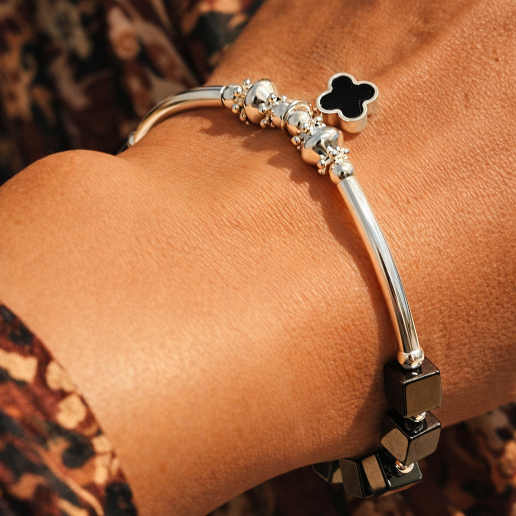 Silver+bracelet+in+warm+sunlight.png