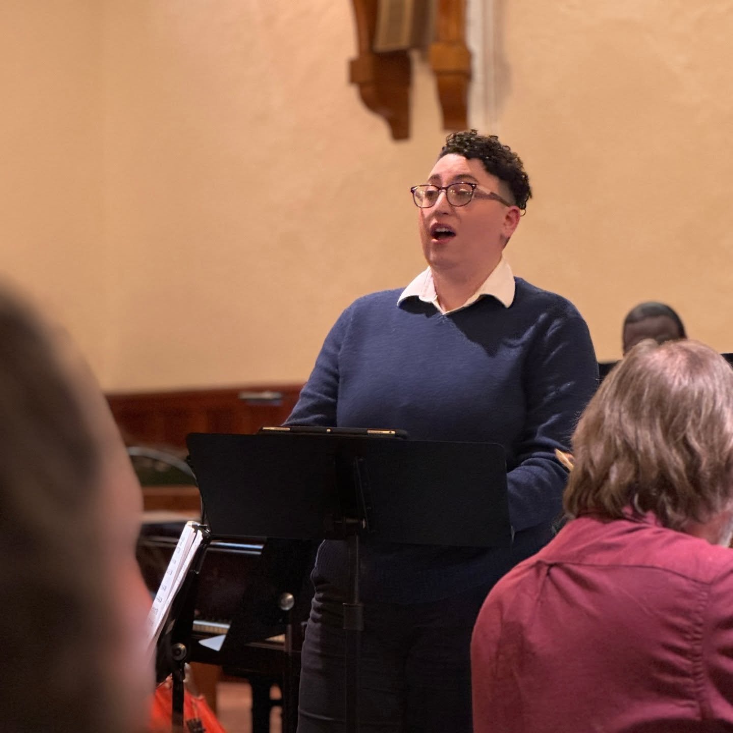 Had a blast last night singing a little Handel's Messiah w @southorangesymphony and also low key wanted to show off my little fresh fade okay?!! Is that so bad?!! Does that make me a criminal?!!! Jeez.

📸: @raybylancik