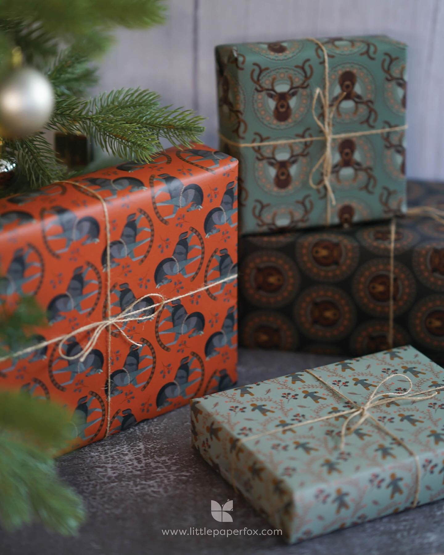 Getting a gift is exciting, but getting a nicely wrapped one is even better🎄🎁

I'm looking forward to the Christmas season and the last upcoming creative markets for this year!

***

By the way, you can also find my illustrated cards with the match